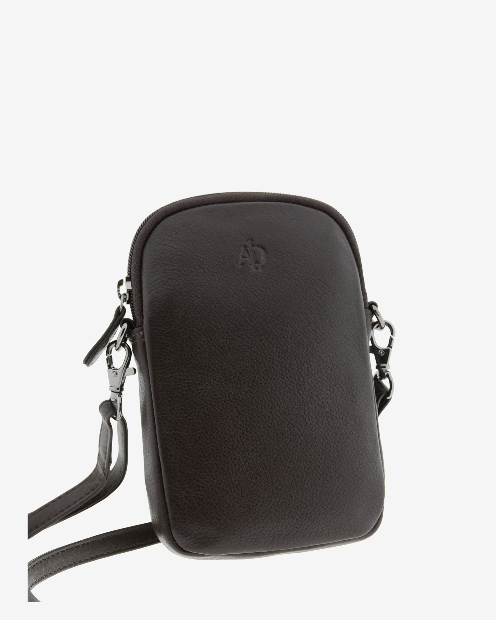 Bolso pequeño porta móvil de piel Napa en color marrón, vista frontal y un poco lateral exterior mostrando su volumen, diseño, cremallera principal y bandolera, referencia 8073-2