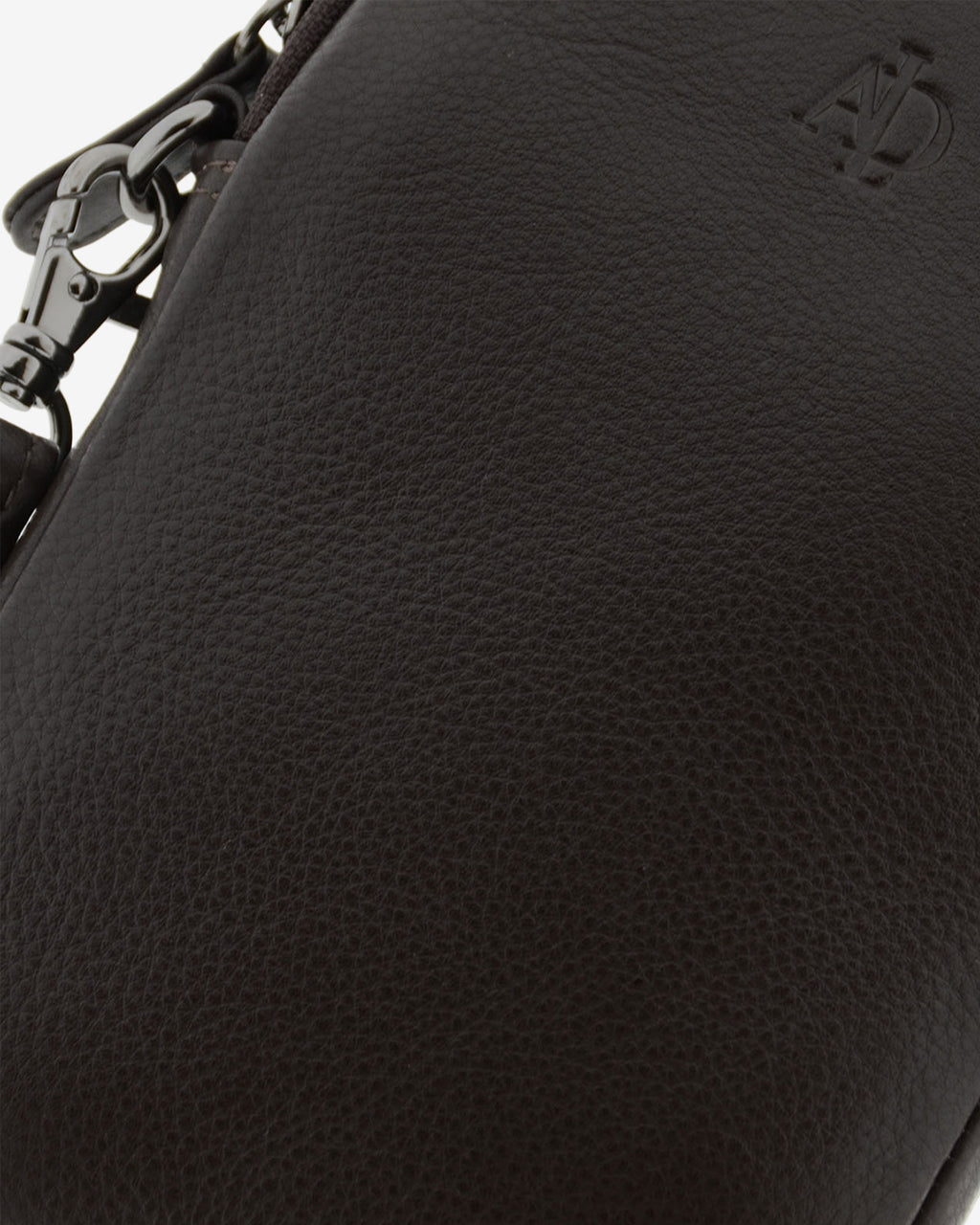 Bolso pequeño porta móvil de piel Napa en color marrón, detalle de la piel y acabados, referencia 8073-2