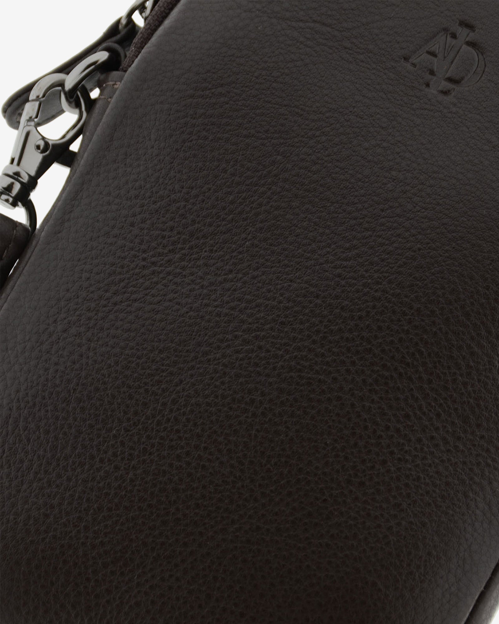 Bolso pequeño porta móvil de piel Napa en color marrón, detalle de la piel y acabados, referencia 8073-2