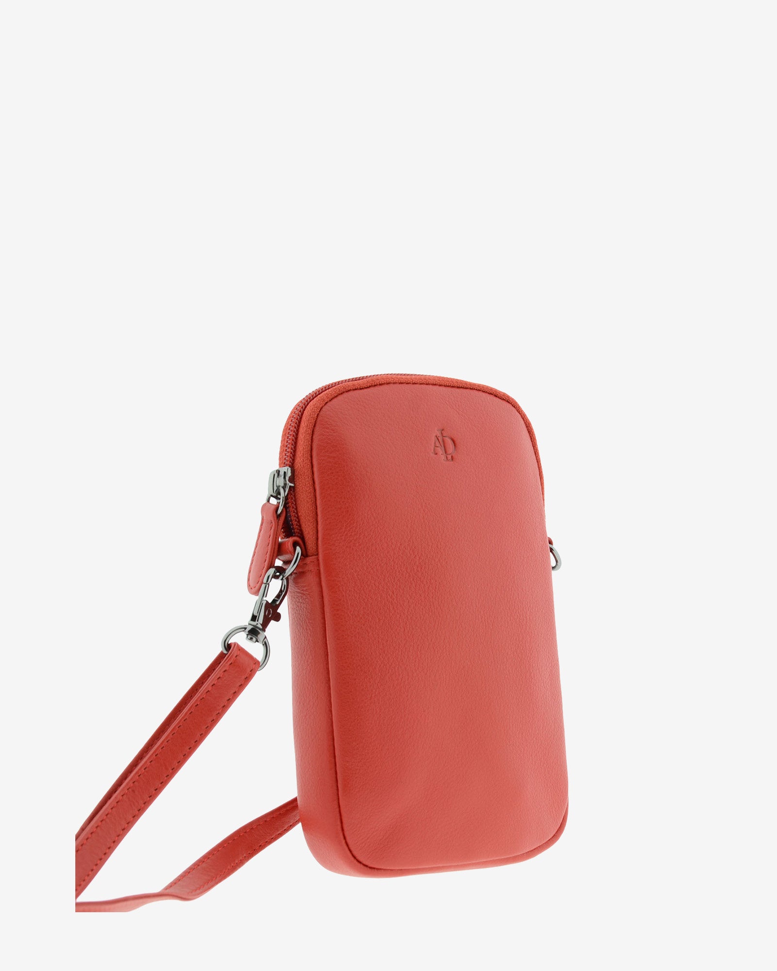 Bolso pequeño porta móvil de piel Napa en color rojo, vista frontal y un poco lateral exterior mostrando su volumen, diseño, cremallera principal y bandolera, referencia 8073-3