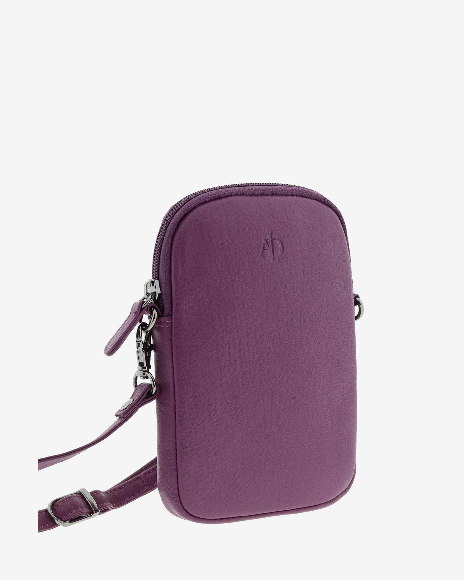 Bolso pequeño porta móvil de piel Napa en color lila, vista frontal y un poco lateral exterior mostrando su volumen, diseño, cremallera principal y bandolera, referencia 8073-4