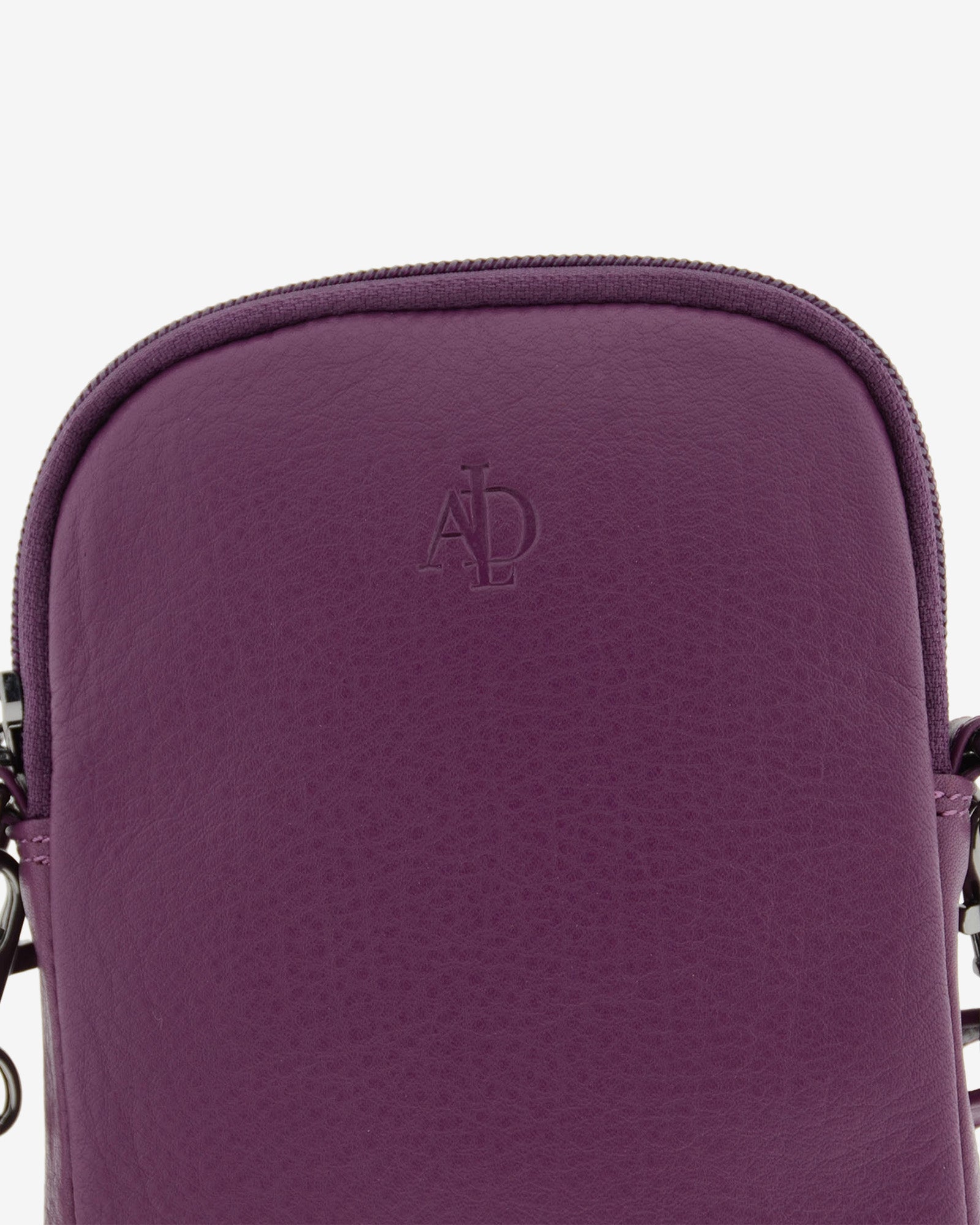 Bolso pequeño porta móvil de piel Napa en color lila, detalle de la piel y acabados, referencia 8073-4