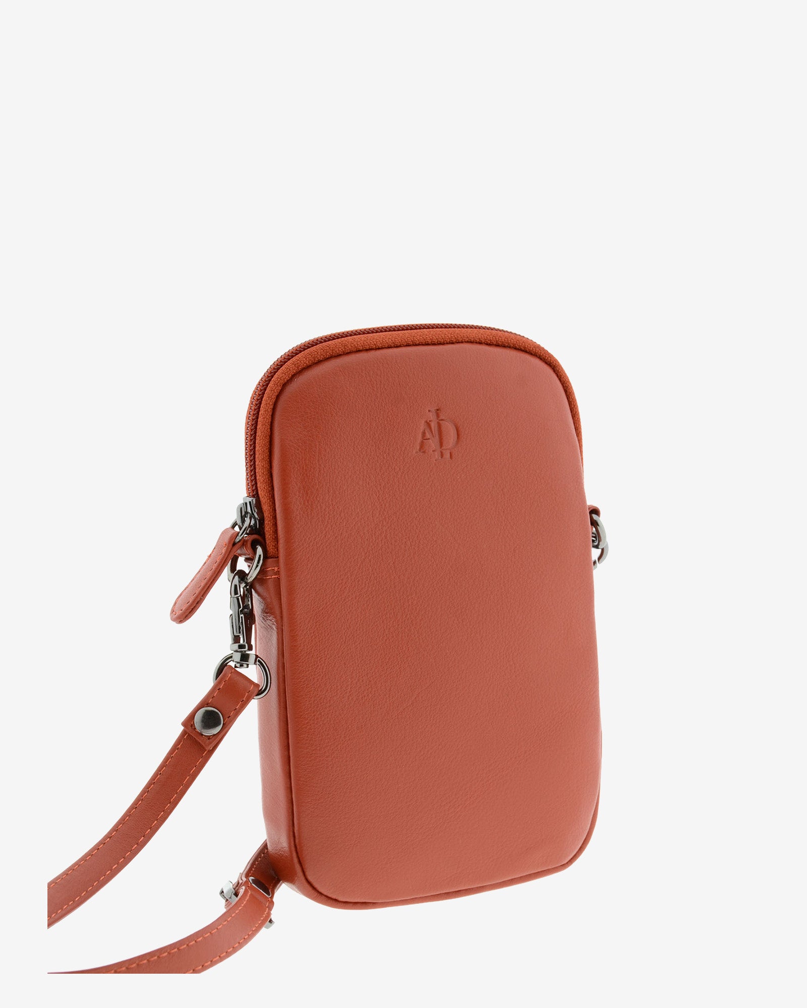 Bolso pequeño porta móvil de piel Napa en color teja, vista frontal y un poco lateral exterior mostrando su volumen, diseño, cremallera principal y bandolera, referencia 8073-9