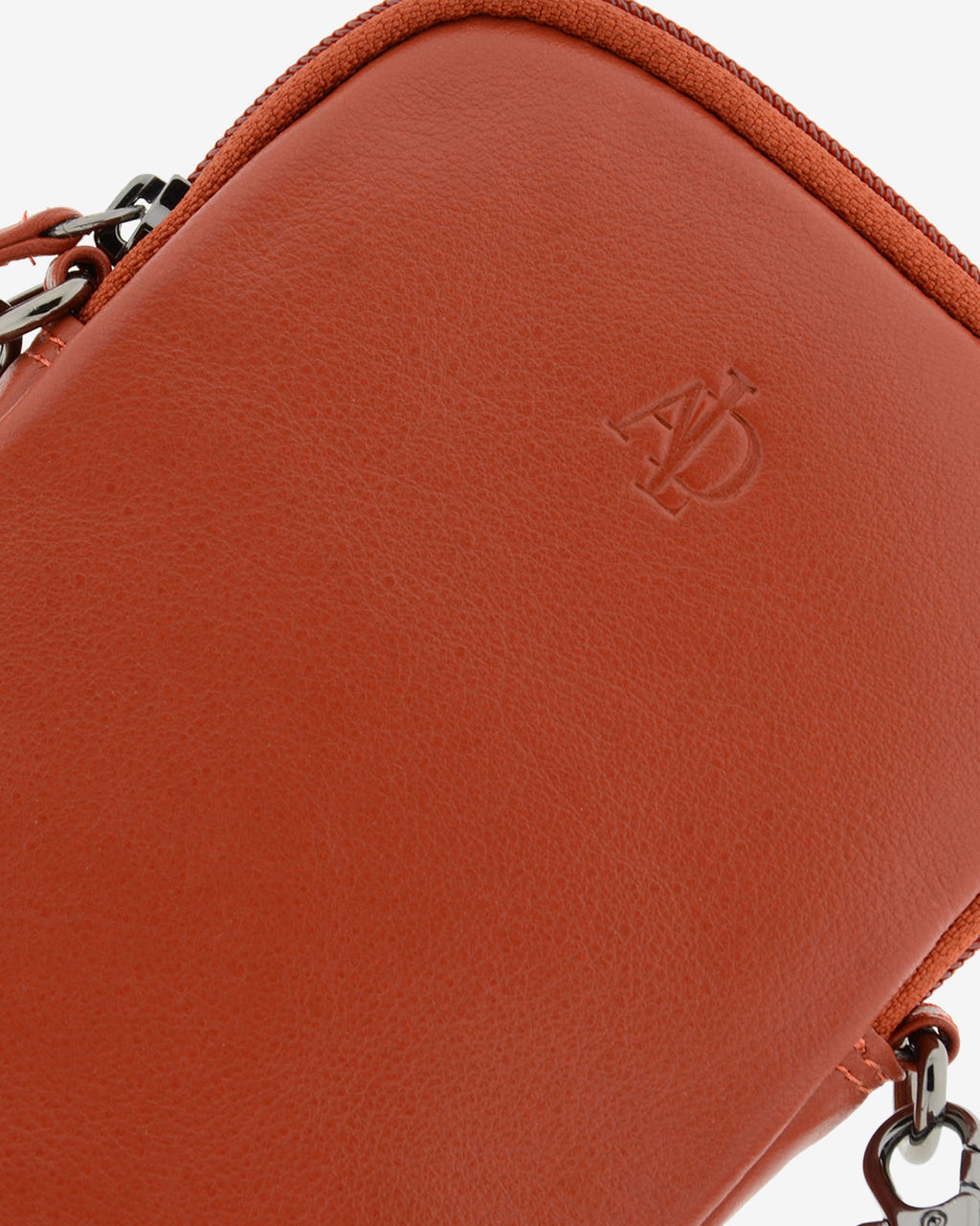 Bolso pequeño porta móvil de piel Napa en color teja detalle de la piel y acabados, referencia 8073-9
