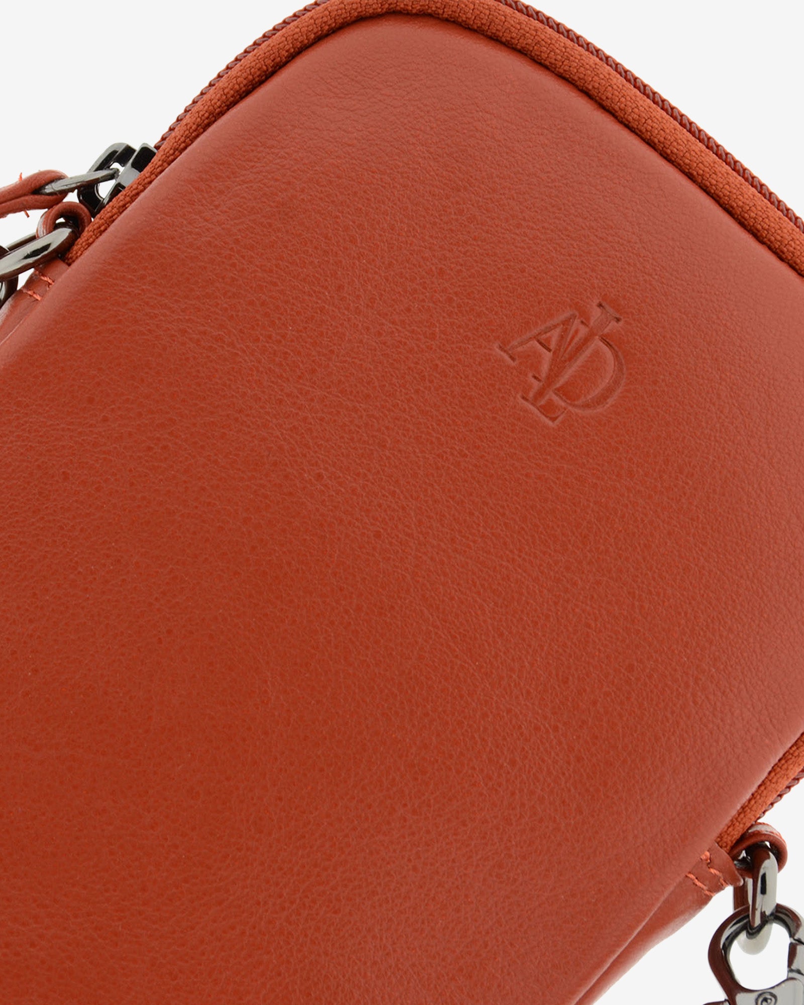 Bolso pequeño porta móvil de piel Napa en color teja detalle de la piel y acabados, referencia 8073-9