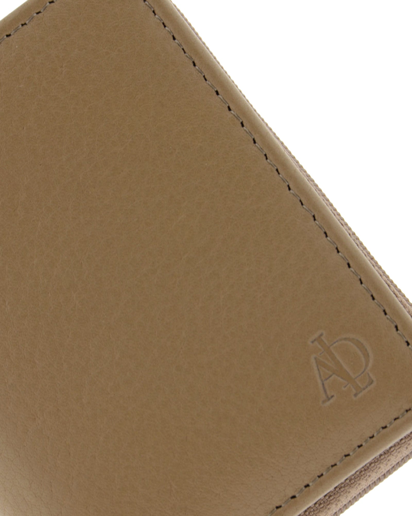 Cartera de piel Napa, pequeña y compacta de color topo, detalle de piel y acabados, referencia 8074-12