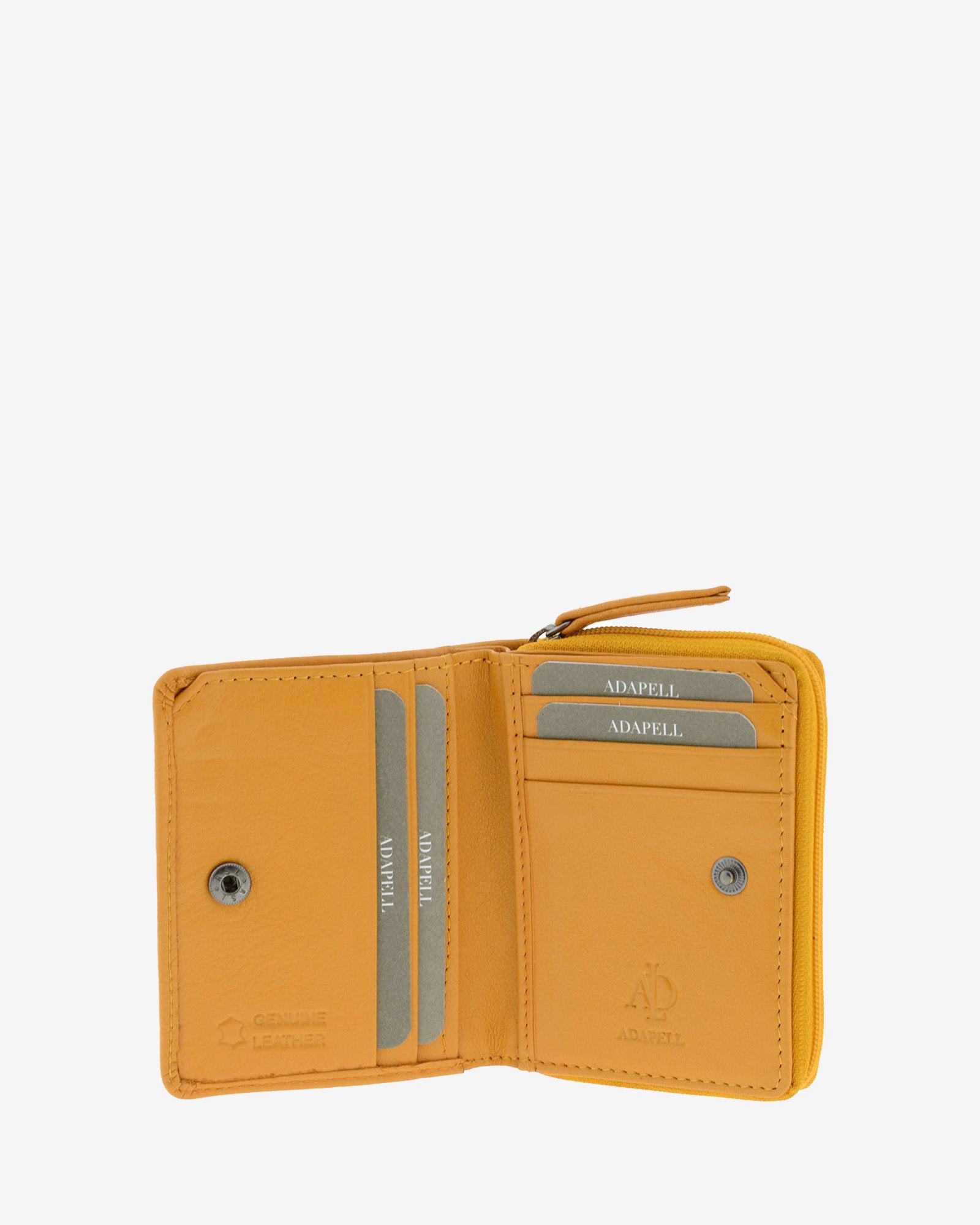 Cartera de piel Napa, pequeña y compacta de color mostaza, vista interior mostrando compartimentos interiores y cierre de botón, referencia 8074-15