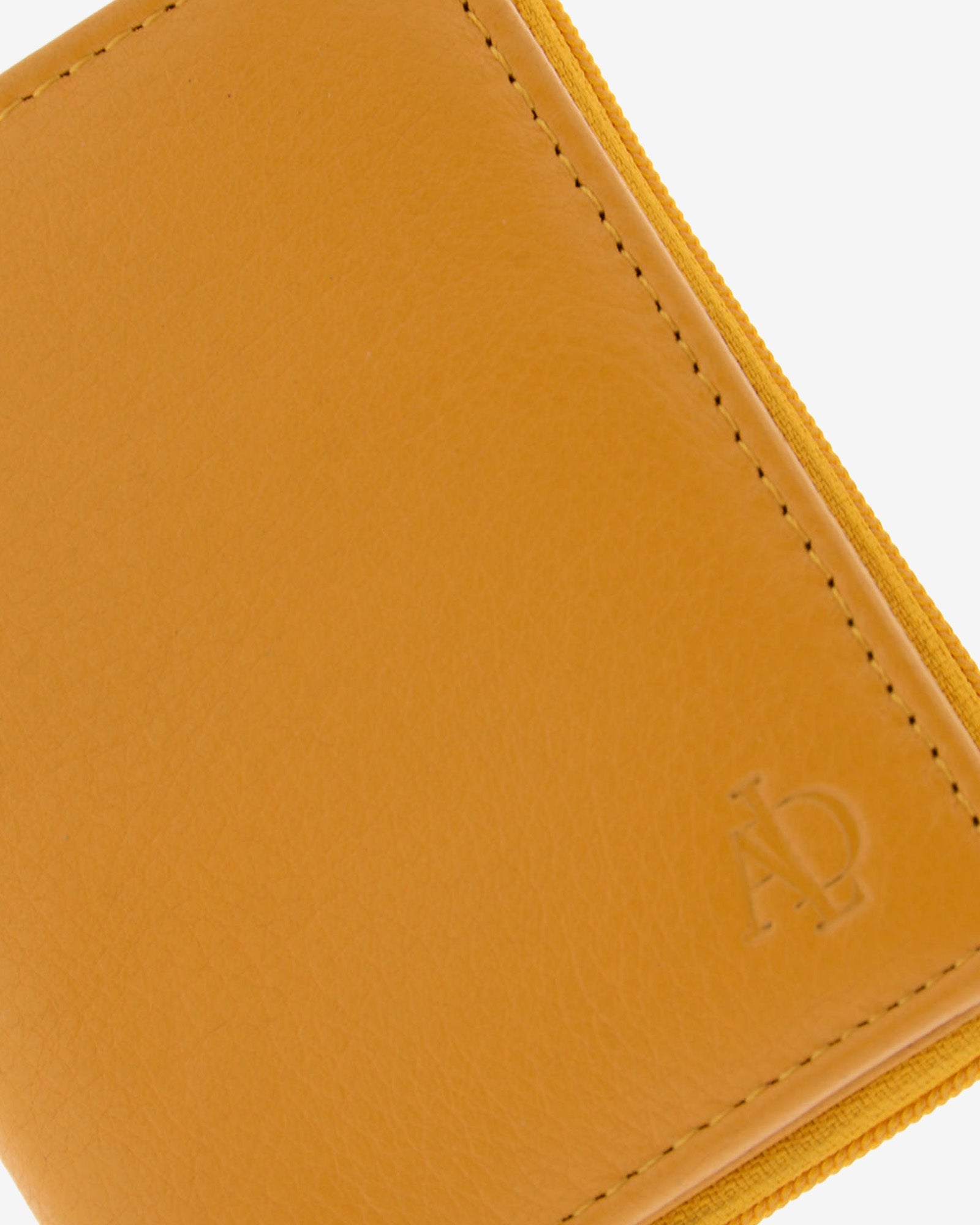 Cartera de piel Napa, pequeña y compacta de color mostaza, detalle de piel y acabados, referencia 8074-15