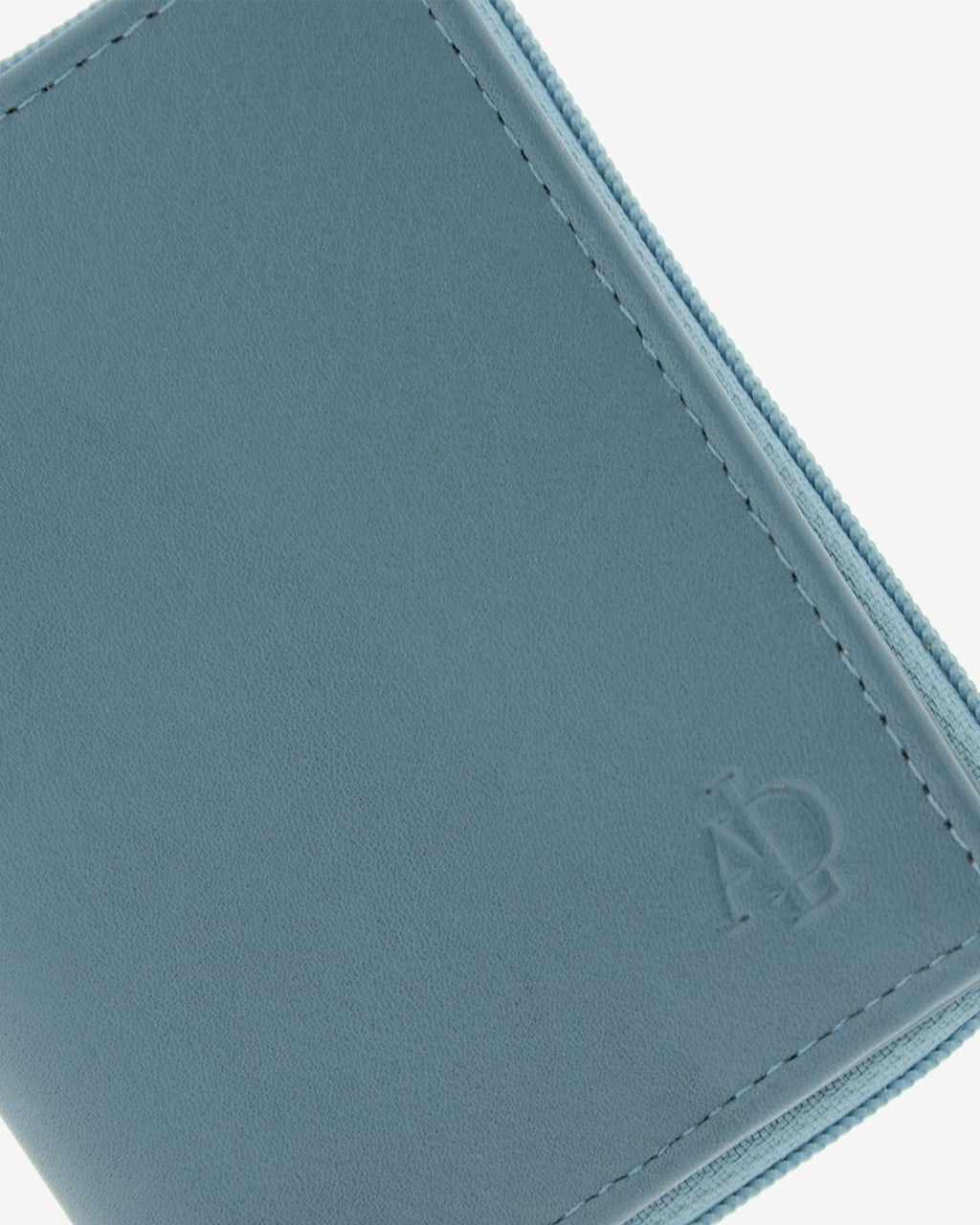 Cartera de piel Napa, pequeña y compacta de color mar, detalle de piel y acabados, referencia 8074-16
