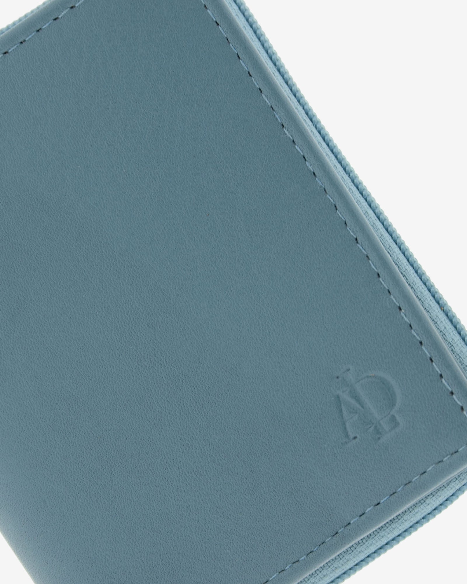 Cartera de piel Napa, pequeña y compacta de color mar, detalle de piel y acabados, referencia 8074-16