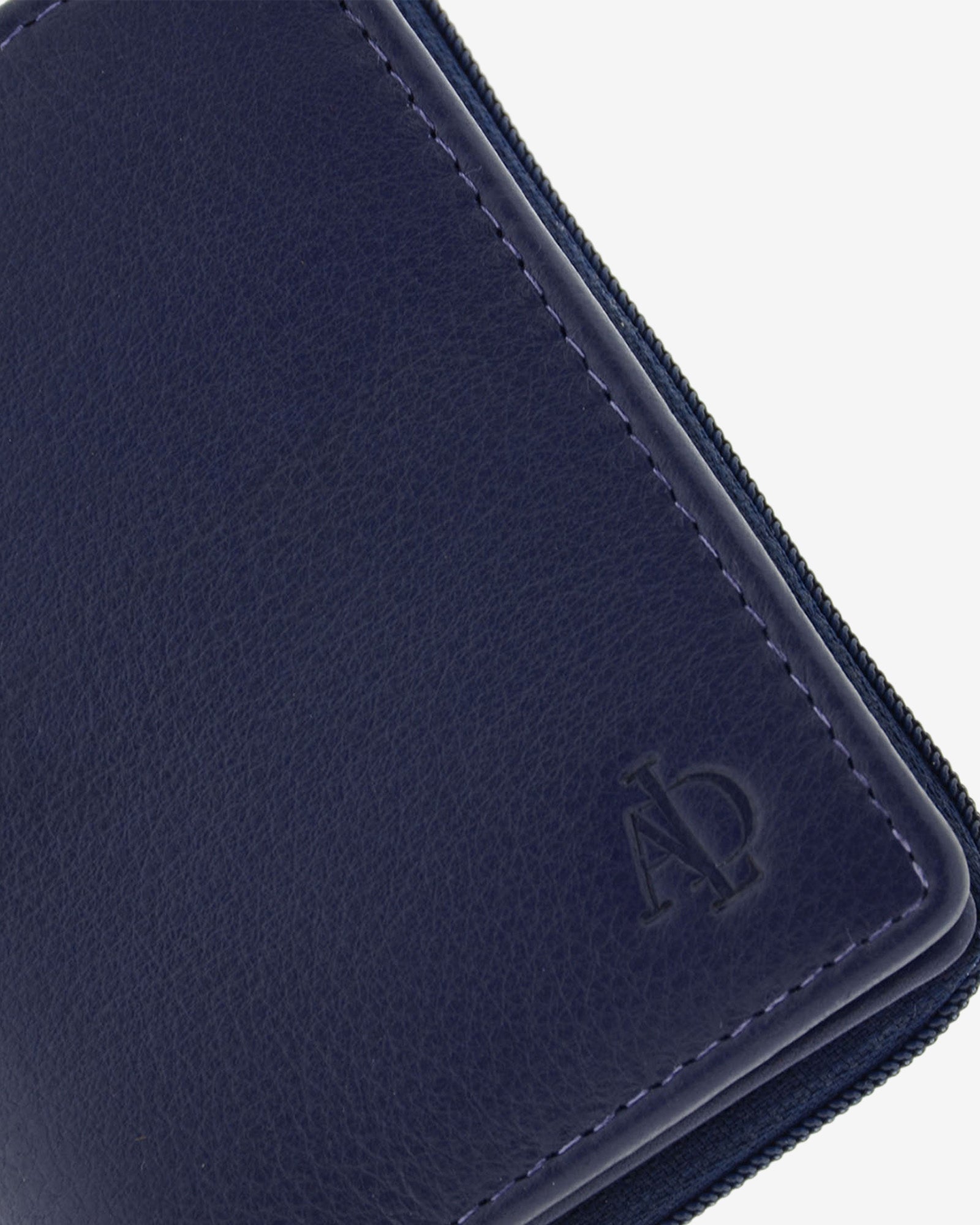 Cartera de piel Napa, pequeña y compacta de color azul marino, detalle de piel y acabados, referencia 8074-20