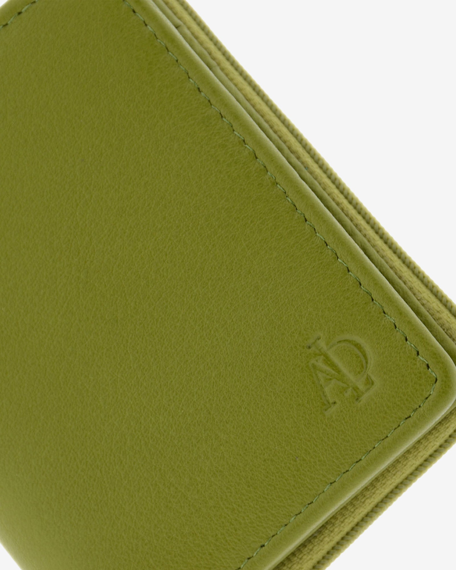 Cartera de piel Napa, pequeña y compacta de color verde claro, detalle de piel y acabados, referencia 8074-21