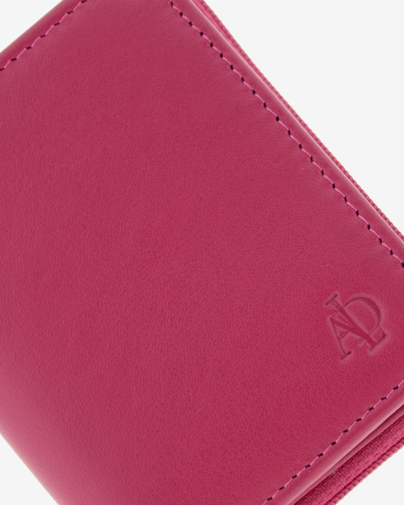 Cartera de piel Napa, pequeña y compacta de color magenta, detalle de piel y acabados, referencia 8074-25