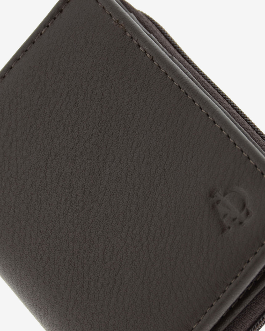 Cartera de piel Napa, pequeña y compacta de color marrón, detalle de piel y acabados, referencia 8074-2