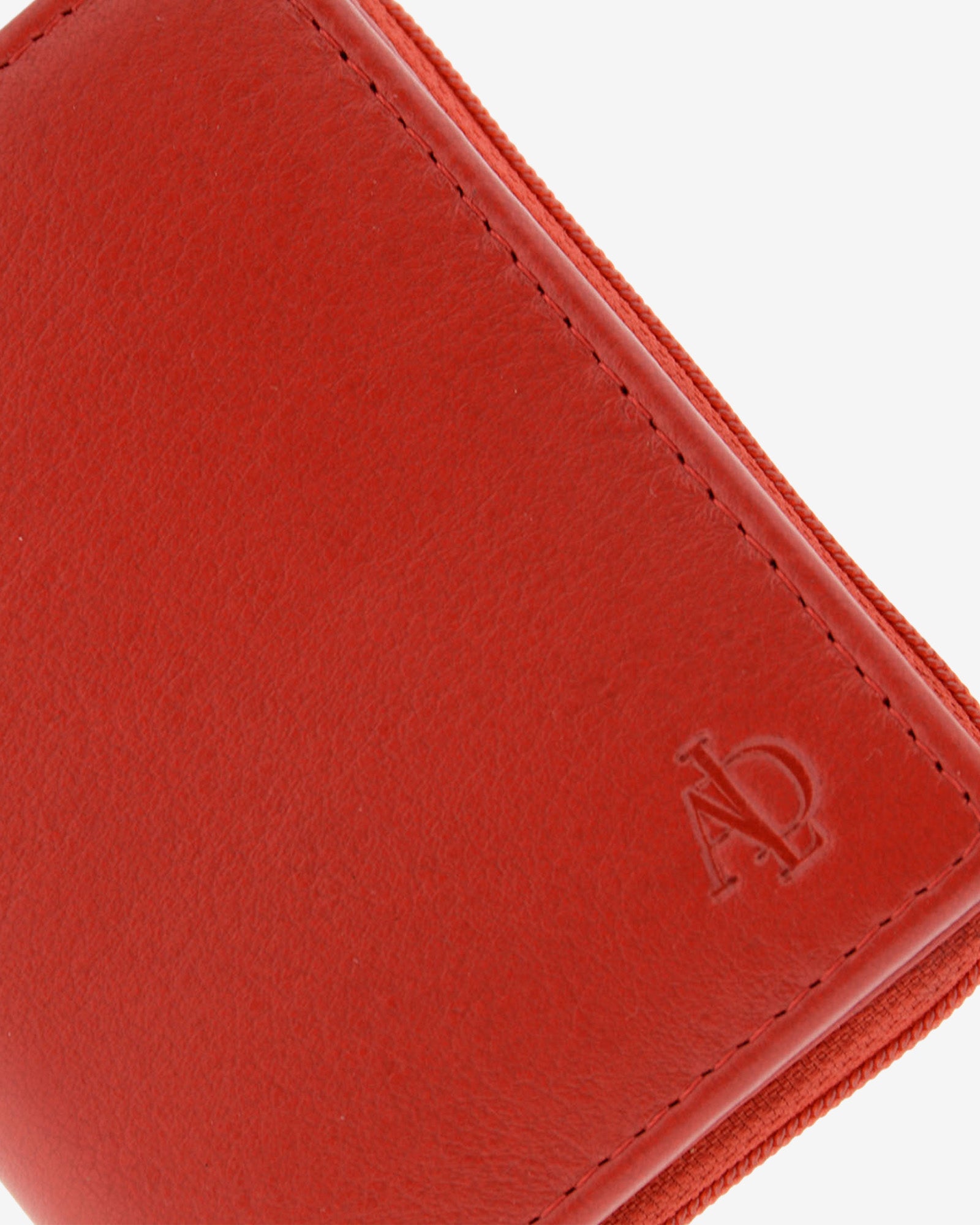 Cartera de piel Napa, pequeña y compacta de color rojo, detalle de piel y acabados, referencia 8074-3