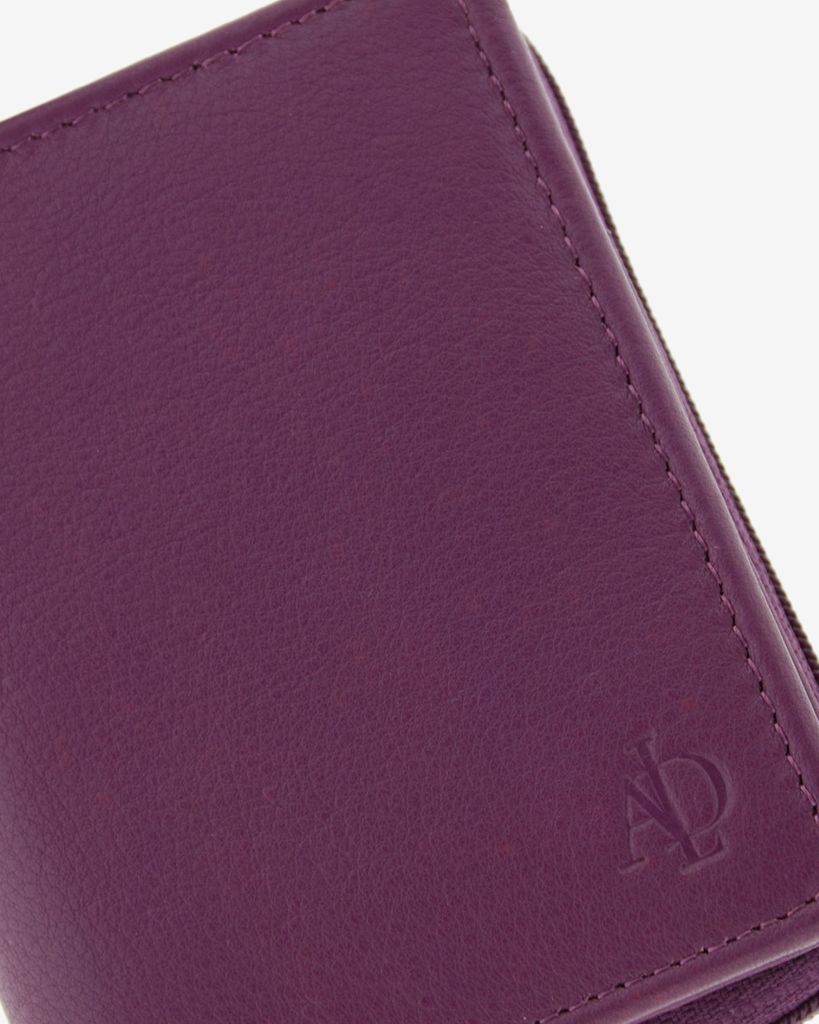 Cartera de piel Napa, pequeña y compacta de color lila, detalle de piel y acabados, referencia 8074-4