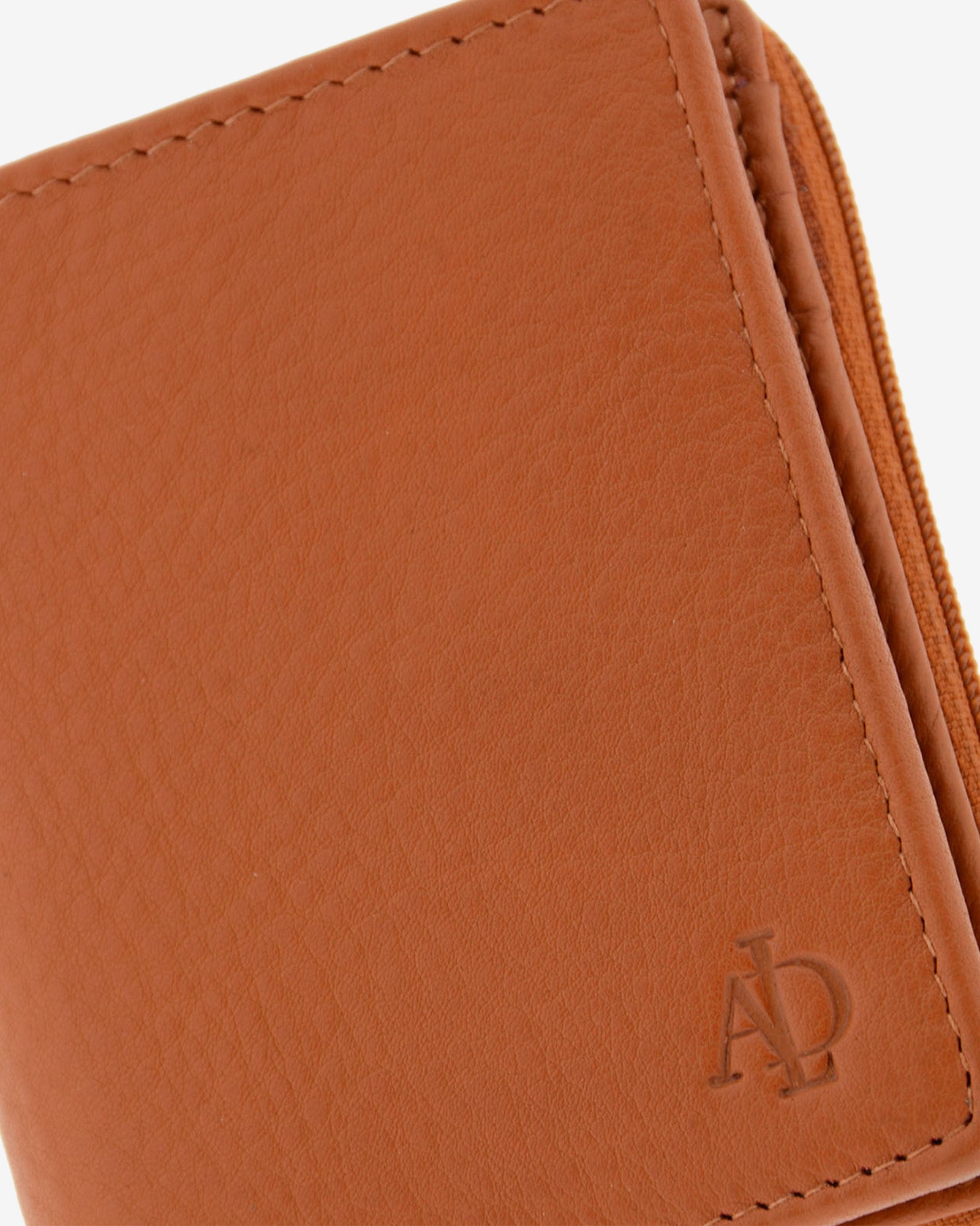 Cartera de piel Napa, pequeña y compacta de color cuero, detalle de piel y acabados, referencia 8074-6