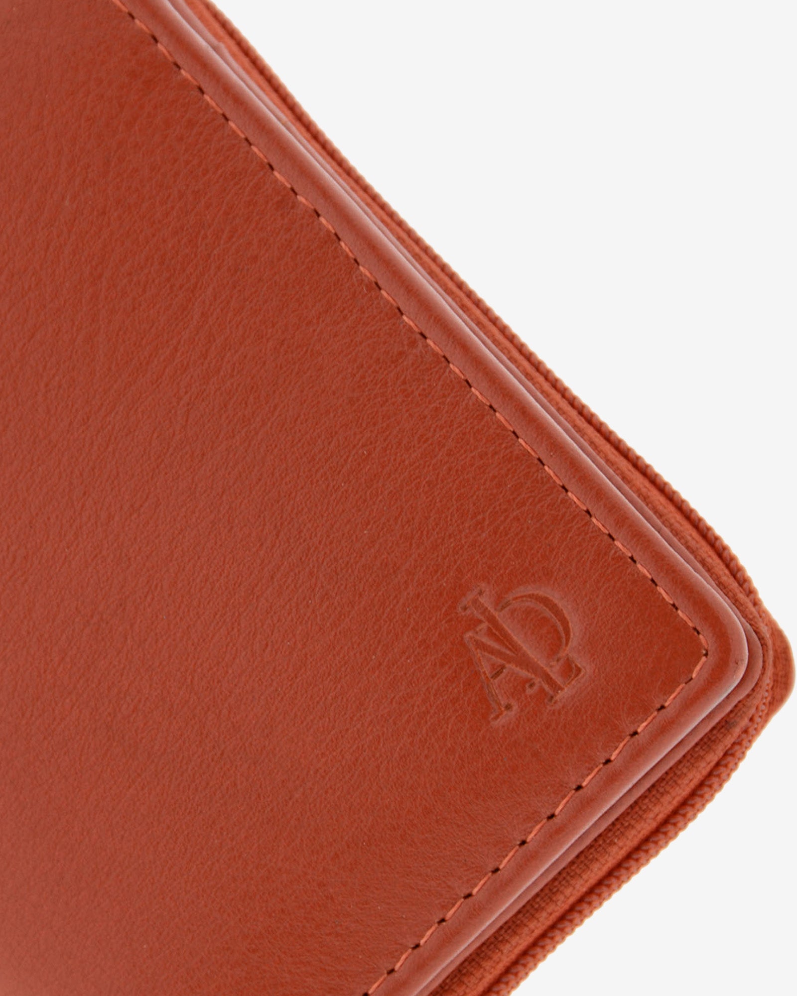 Cartera de piel Napa, pequeña y compacta de color teja, detalle de piel y acabados, referencia 8074-9