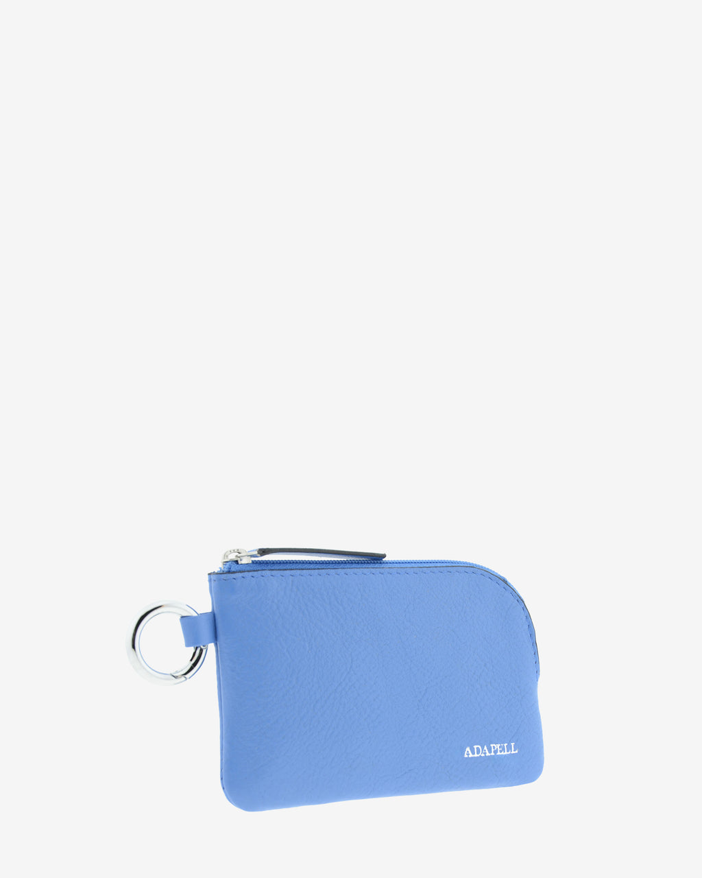 Monedero de piel auténtica ref. 8081-14 en color azul, de medida pequeña y compacta, cierre de cremallera y aro metálico exterior, con protección de tarjetas RFID de la colección Essenza, vista diagonal frontal 