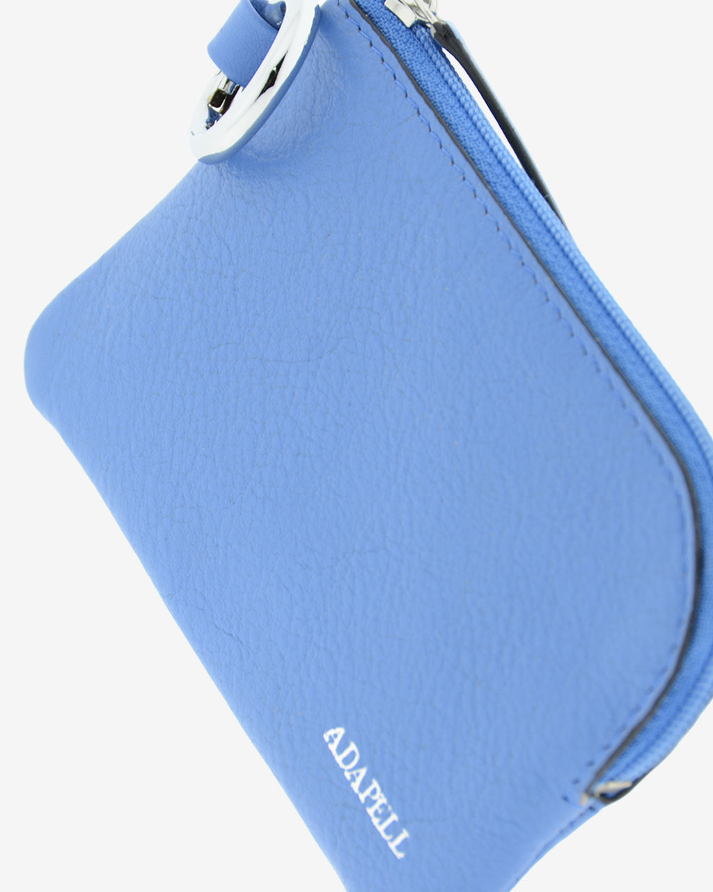 Monedero de piel auténtica ref. 8081-14 en color azul, de medida pequeña y compacta, cierre de cremallera y aro metálico exterior, con protección de tarjetas RFID de la colección Essenza, vista detalle de piel, acabados y logo Adapell