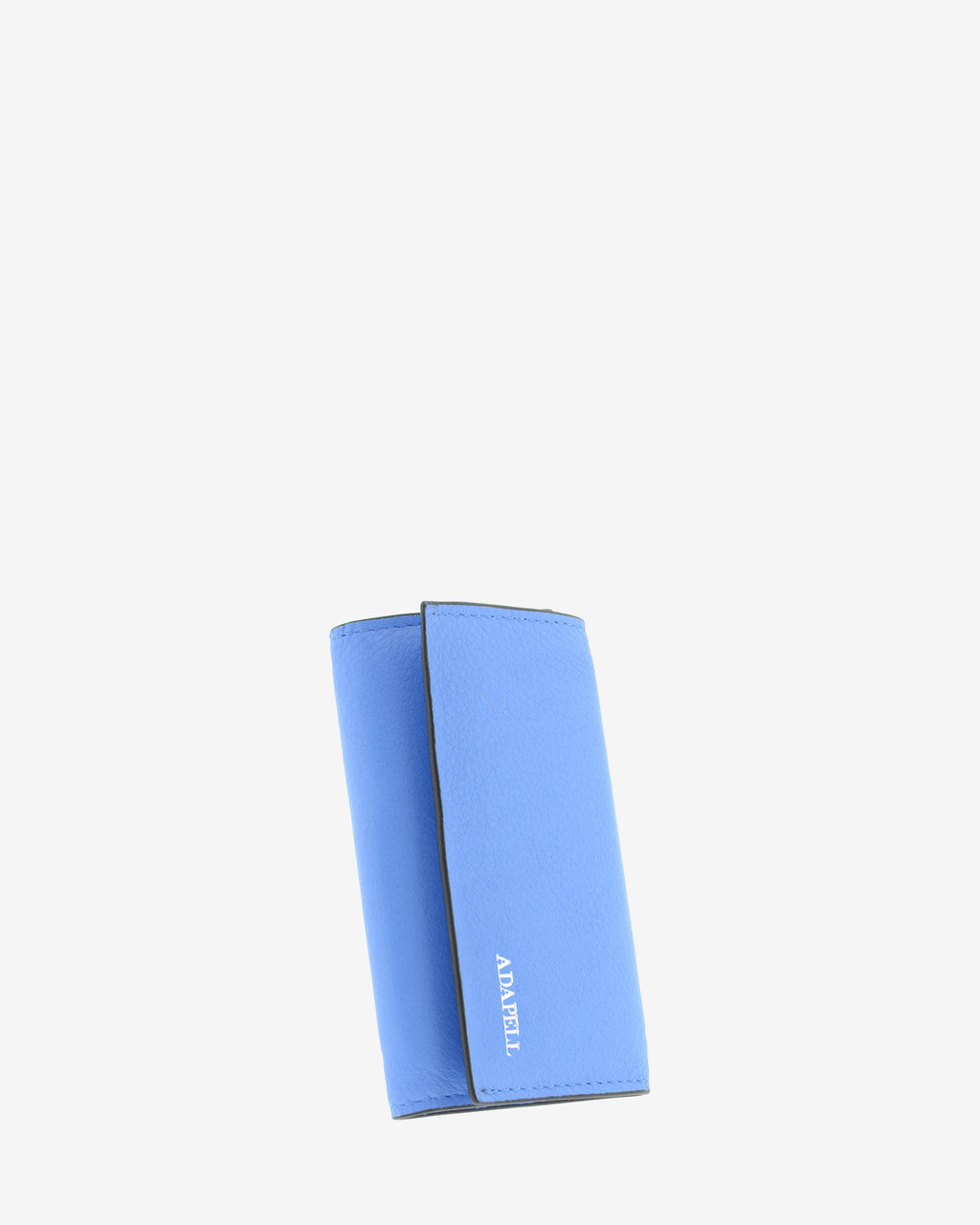 Llavero en piel auténtica de color azul, ref. 8084-14 y bordes en negro, exterior e  interior de piel, mosquetón para 6 llaves y exterior con compartimento para tarjeta, vista diagonal frontal