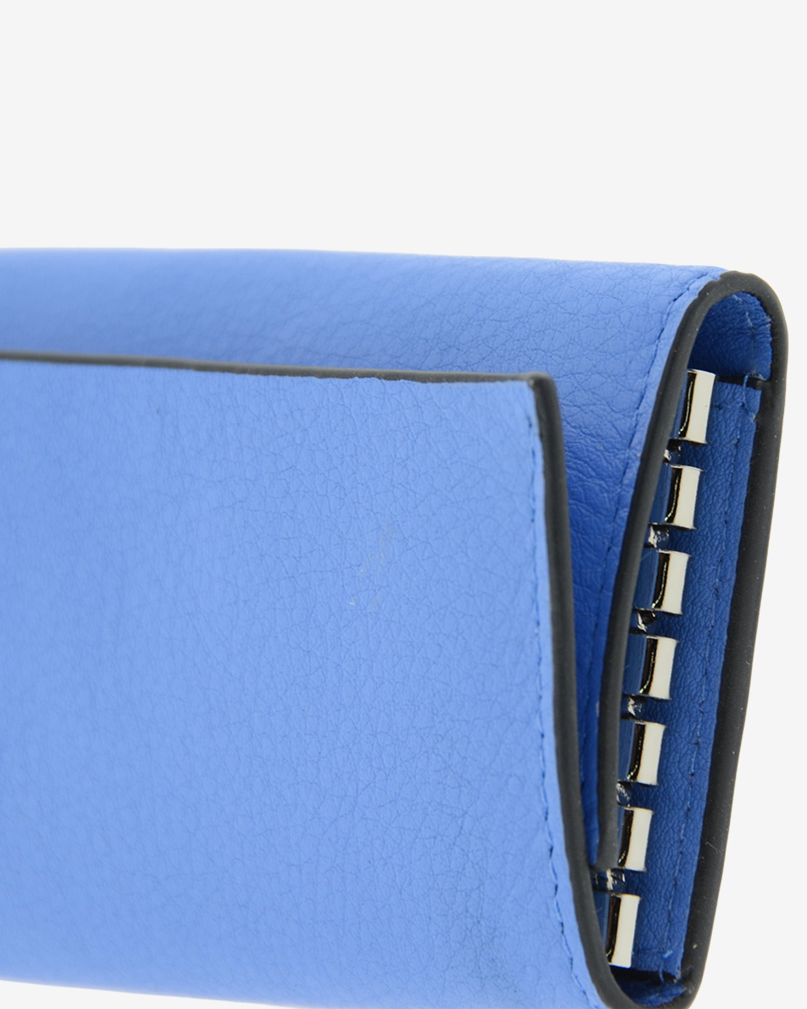 Llavero en piel auténtica de color azul, ref. 8084-14 y bordes en negro, exterior e  interior de piel, mosquetón para 6 llaves y exterior con compartimento para tarjeta, vista detalle de piel y acabados