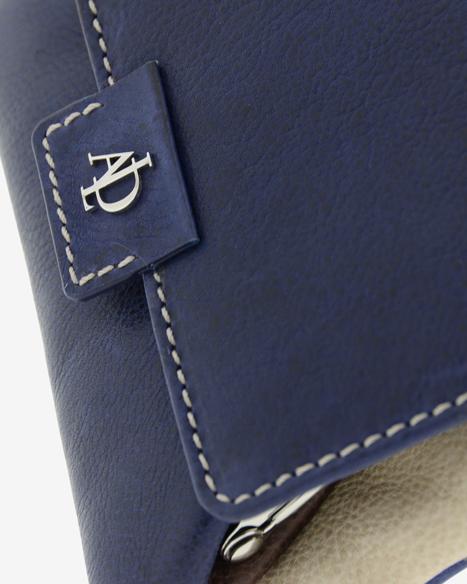 Detalle del monedero con boquilla interior Adapell 4234 en color marino, con textura de la piel, pespuntes y logo metálico.