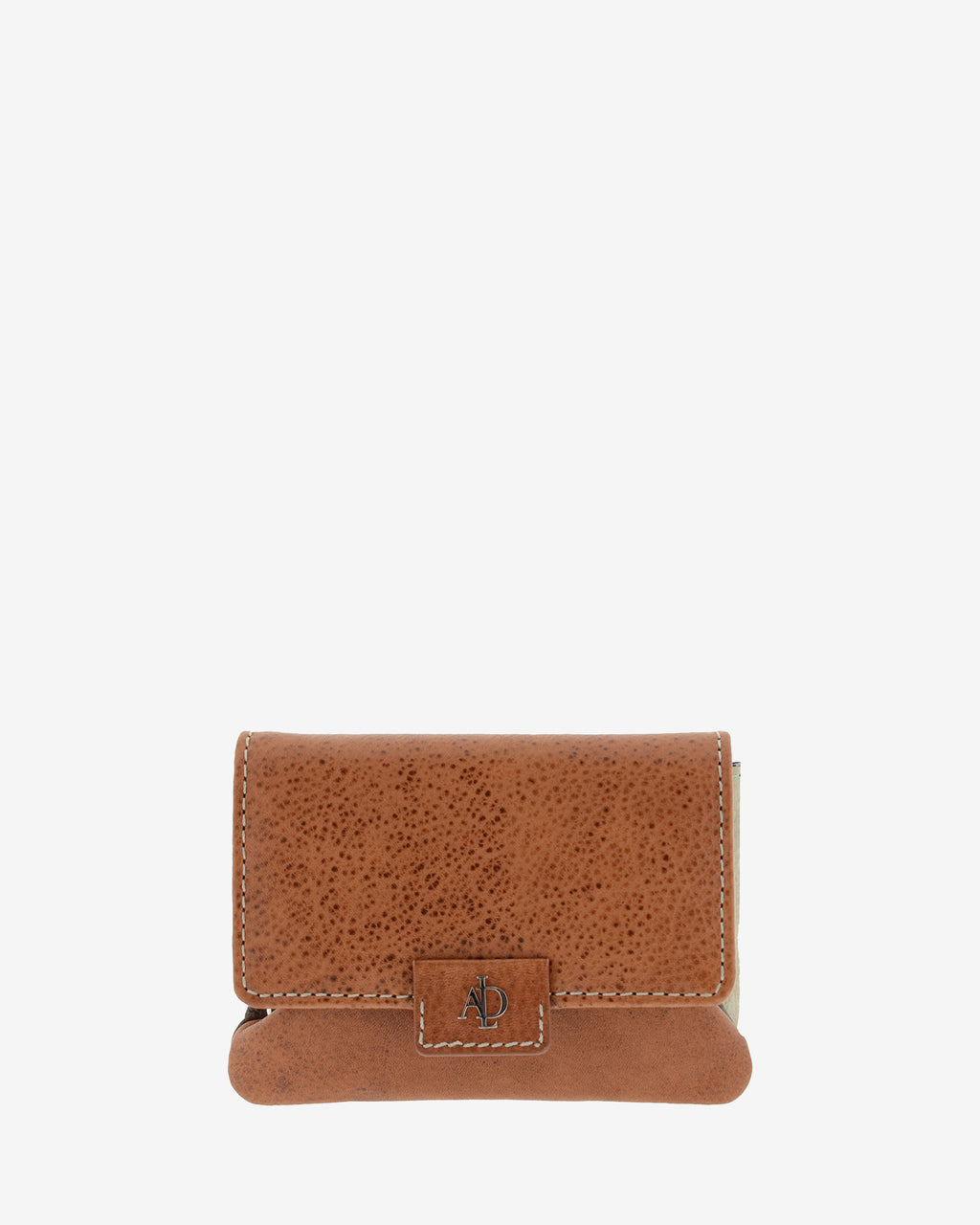 Monedero con boquilla interior Adapell 4234 en color marrón, vista frontal con solapa cerrada y logo metálico.