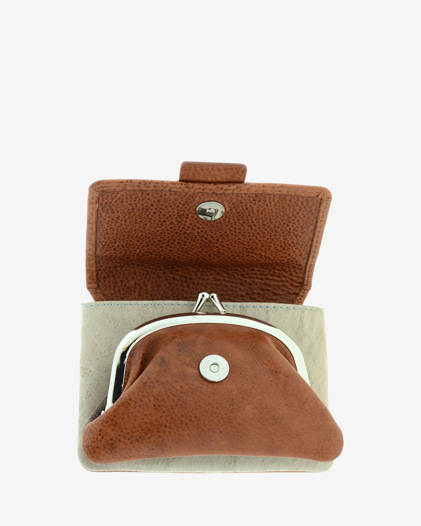 Monedero con boquilla interior Adapell 4234 en color marrón, abierto de frente, con solapa levantada y boquilla interior visible.