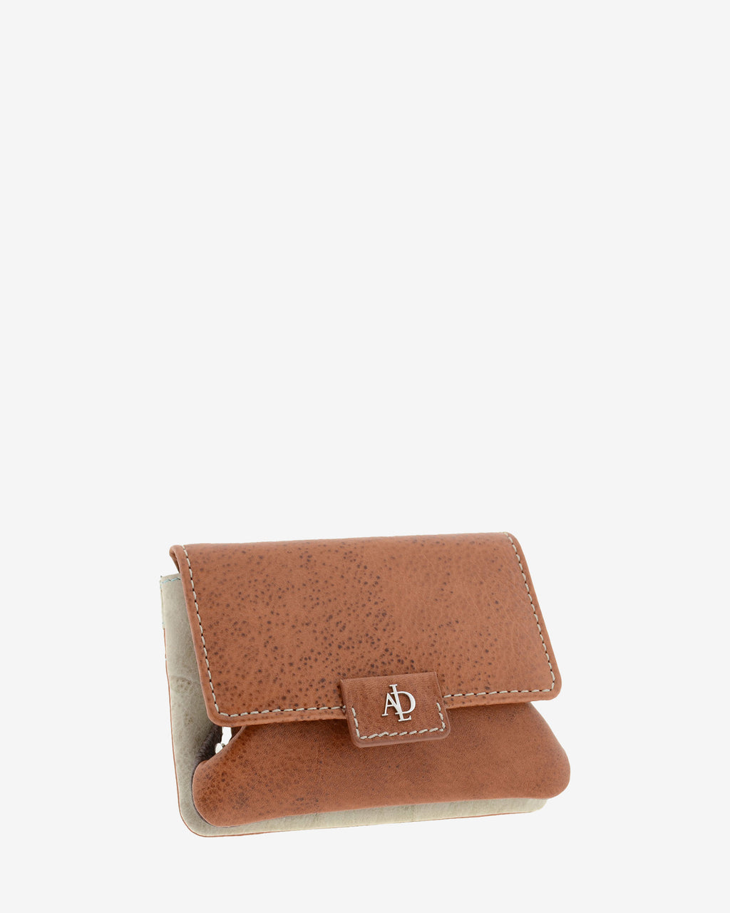 Monedero con boquilla interior Adapell 4234 en color marrón, vista tres cuartos frontal con solapa cerrada.