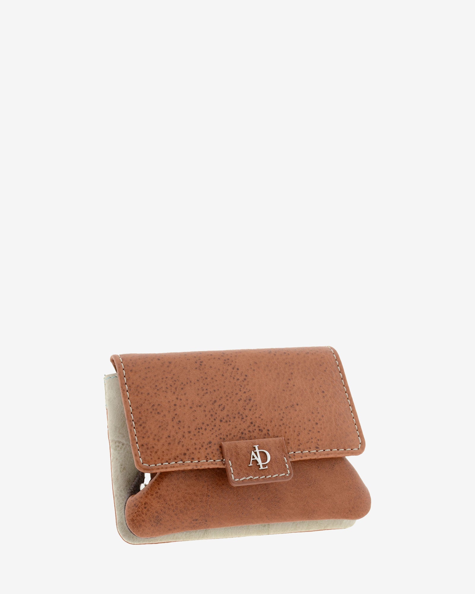 Monedero con boquilla interior Adapell 4234 en color marrón, vista tres cuartos frontal con solapa cerrada.