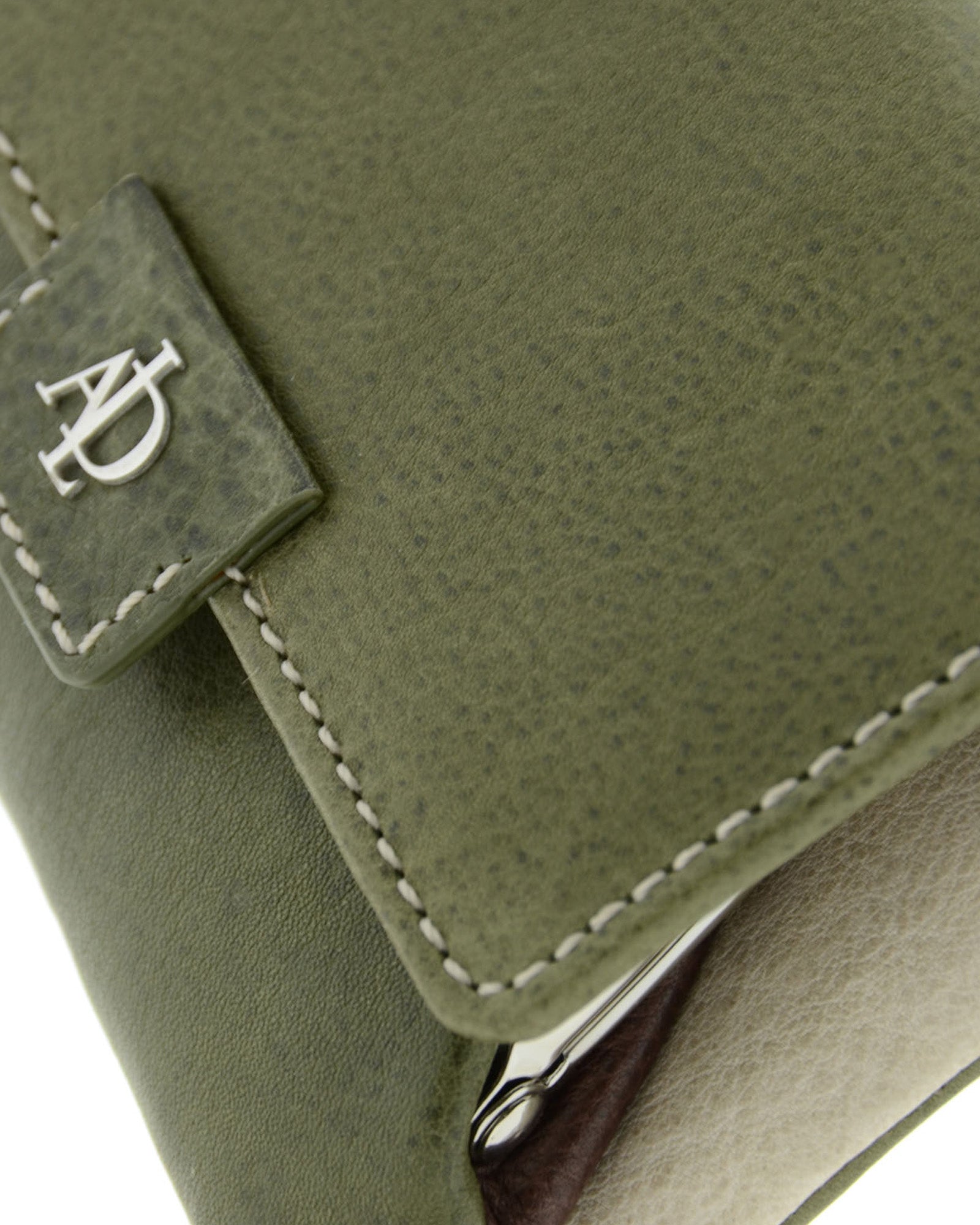 Detalle del monedero con boquilla interior Adapell 4234 en color verde, con textura de la piel, pespuntes y logo metálico.