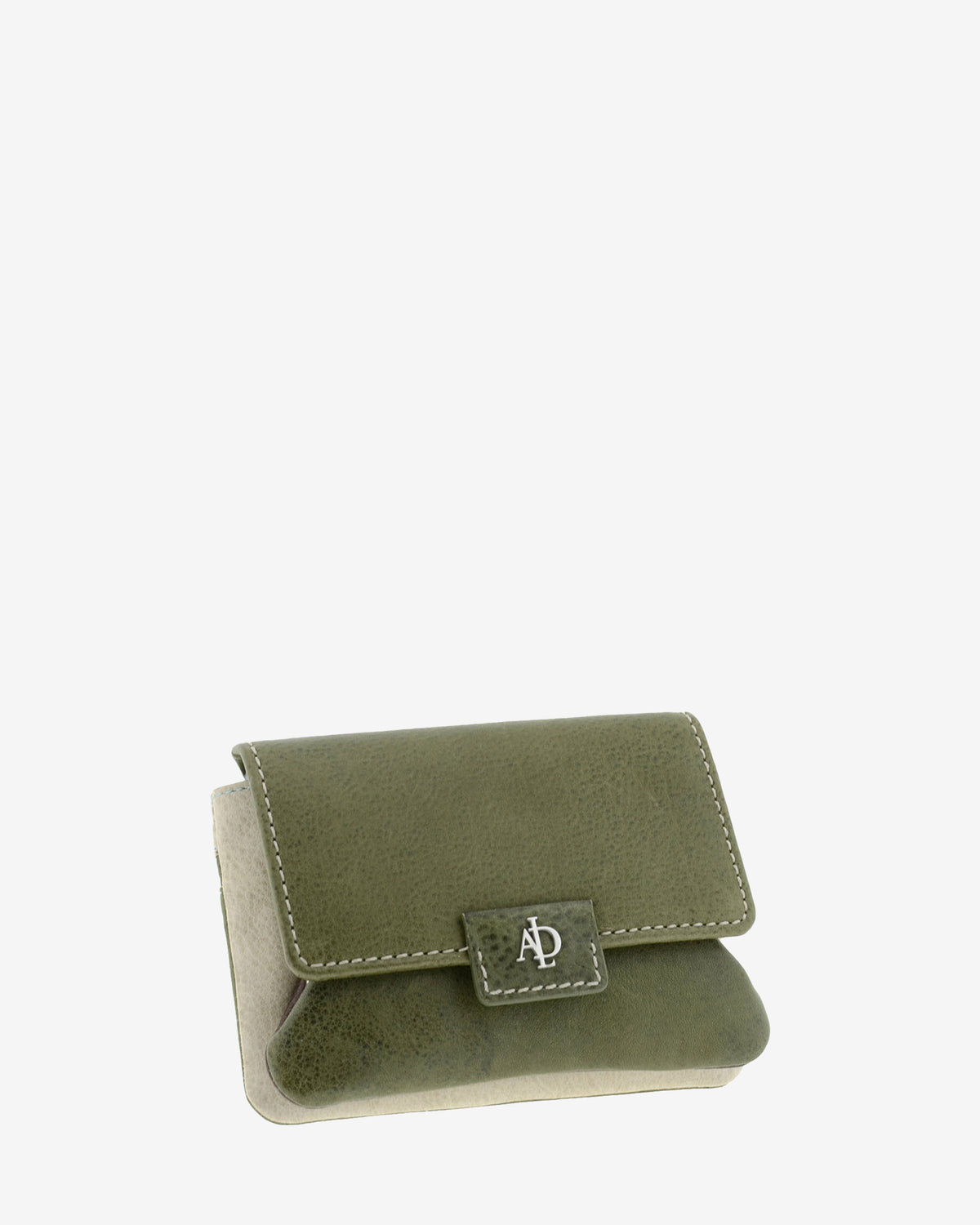 Monedero con boquilla interior Adapell 4234 en color verde, vista tres cuartos frontal con solapa cerrada.