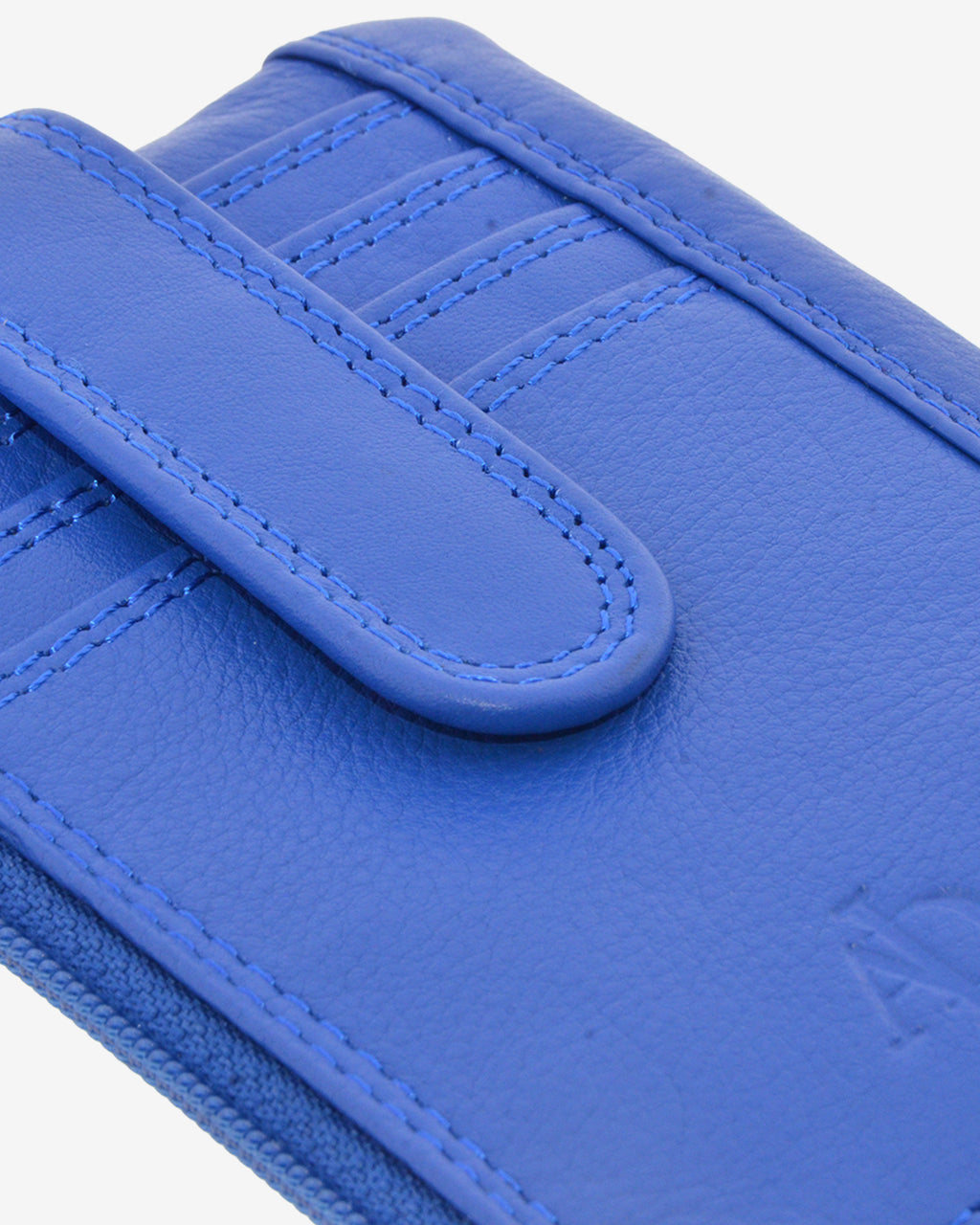 Detalle de la piel, la lengüeta, las costuras y las ranuras para tarjetas del monedero tarjetero 8036 en color azul cobalto.