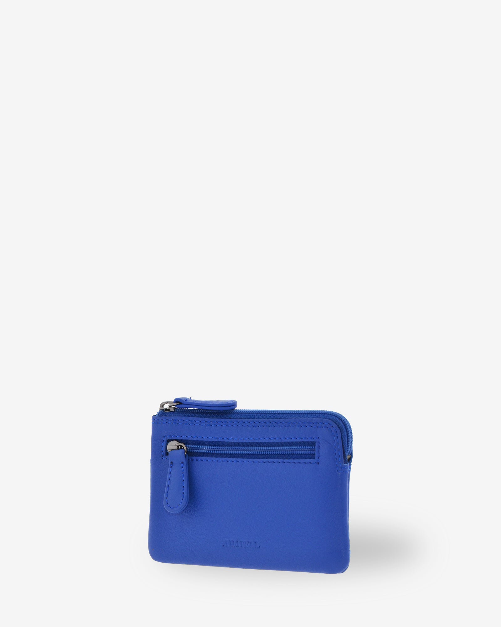 Monedero tarjetero 8036 en color azul cobalto, vista tres cuartos posterior con bolsillo exterior con cremallera.