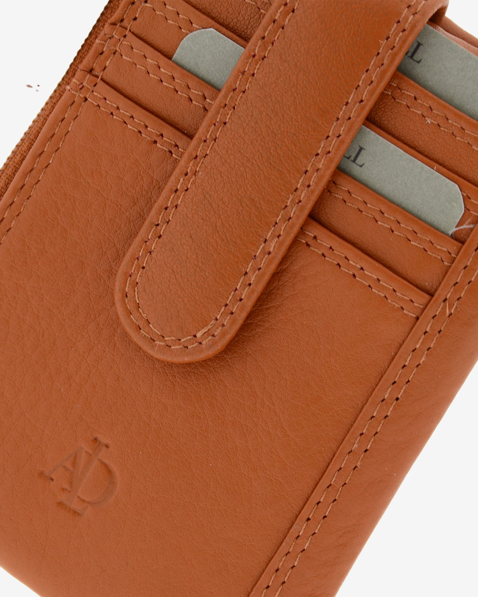 Detalle de la piel, la lengüeta, las costuras y las ranuras para tarjetas del monedero tarjetero 8036 en color cuero.