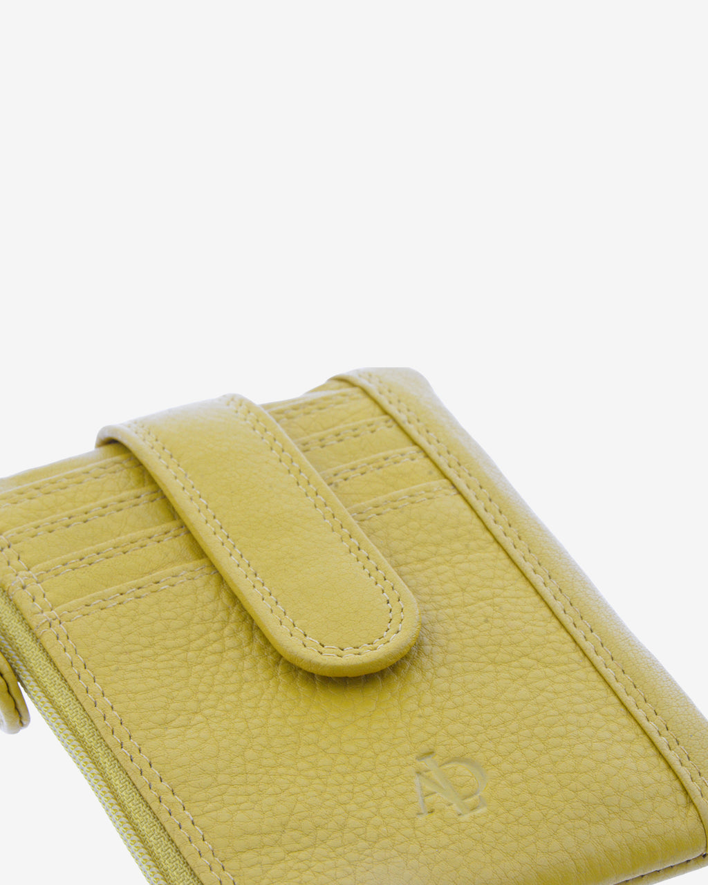 Detalle de la piel, la lengüeta, las costuras y las ranuras para tarjetas del monedero tarjetero 8036 en color limón.