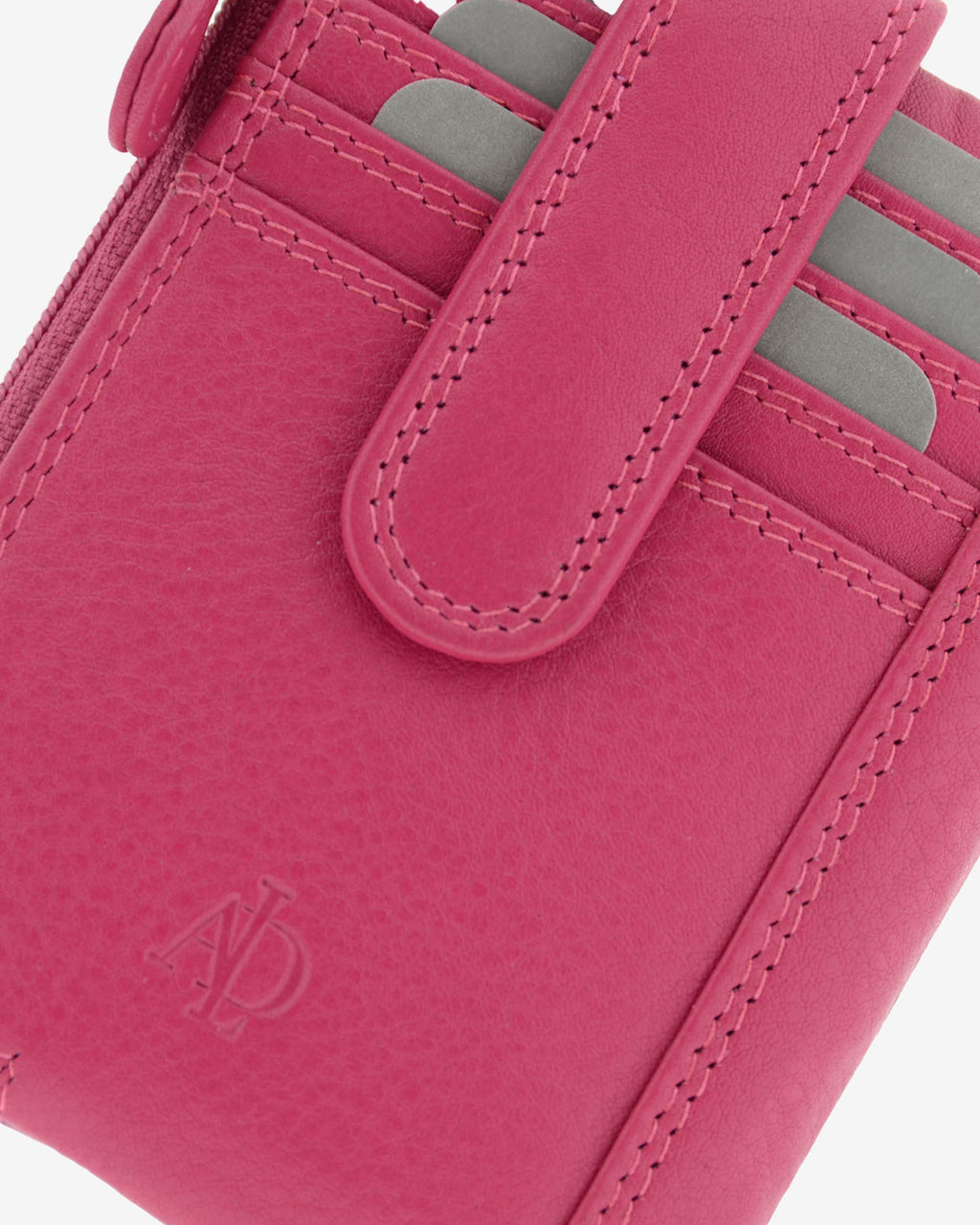 Detalle de la piel, la lengüeta, las costuras y las ranuras para tarjetas del monedero tarjetero 8036 en color magenta.