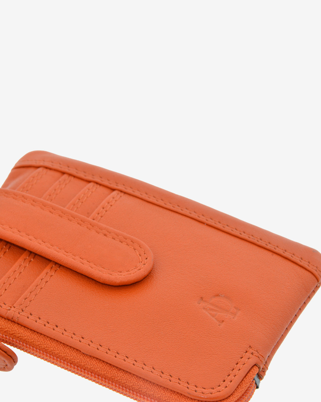 Detalle de la piel, la lengüeta, las costuras y las ranuras para tarjetas del monedero tarjetero 8036 en color mandarina.