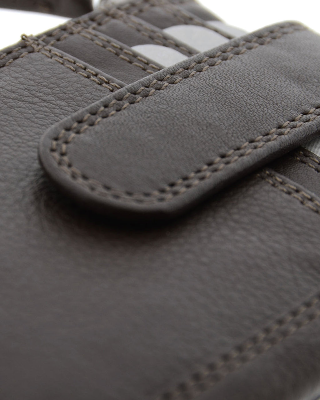 Detalle de la piel, la lengüeta, las costuras y las ranuras para tarjetas del monedero tarjetero 8036 en color marrón.