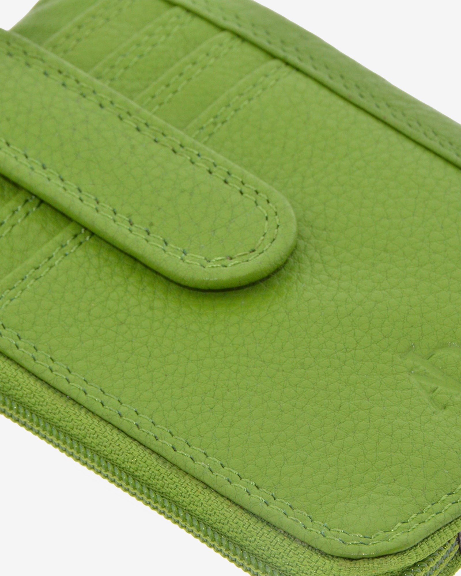 Detalle de la piel, la lengüeta, las costuras y las ranuras para tarjetas del monedero tarjetero 8036 en color matcha green.