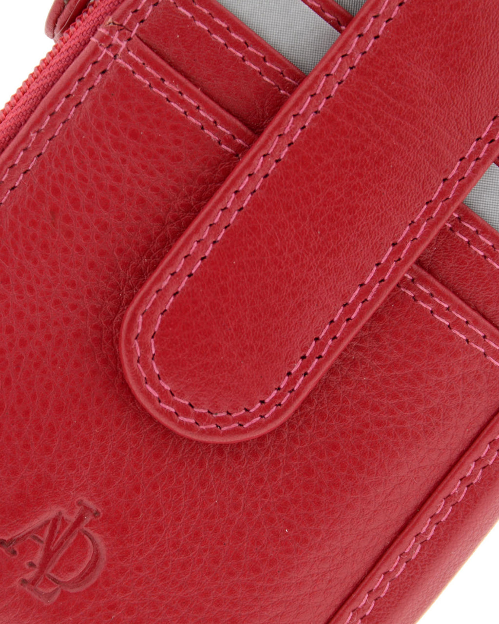 Detalle de la piel, la lengüeta, las costuras y las ranuras para tarjetas del monedero tarjetero 8036 en color rojo.