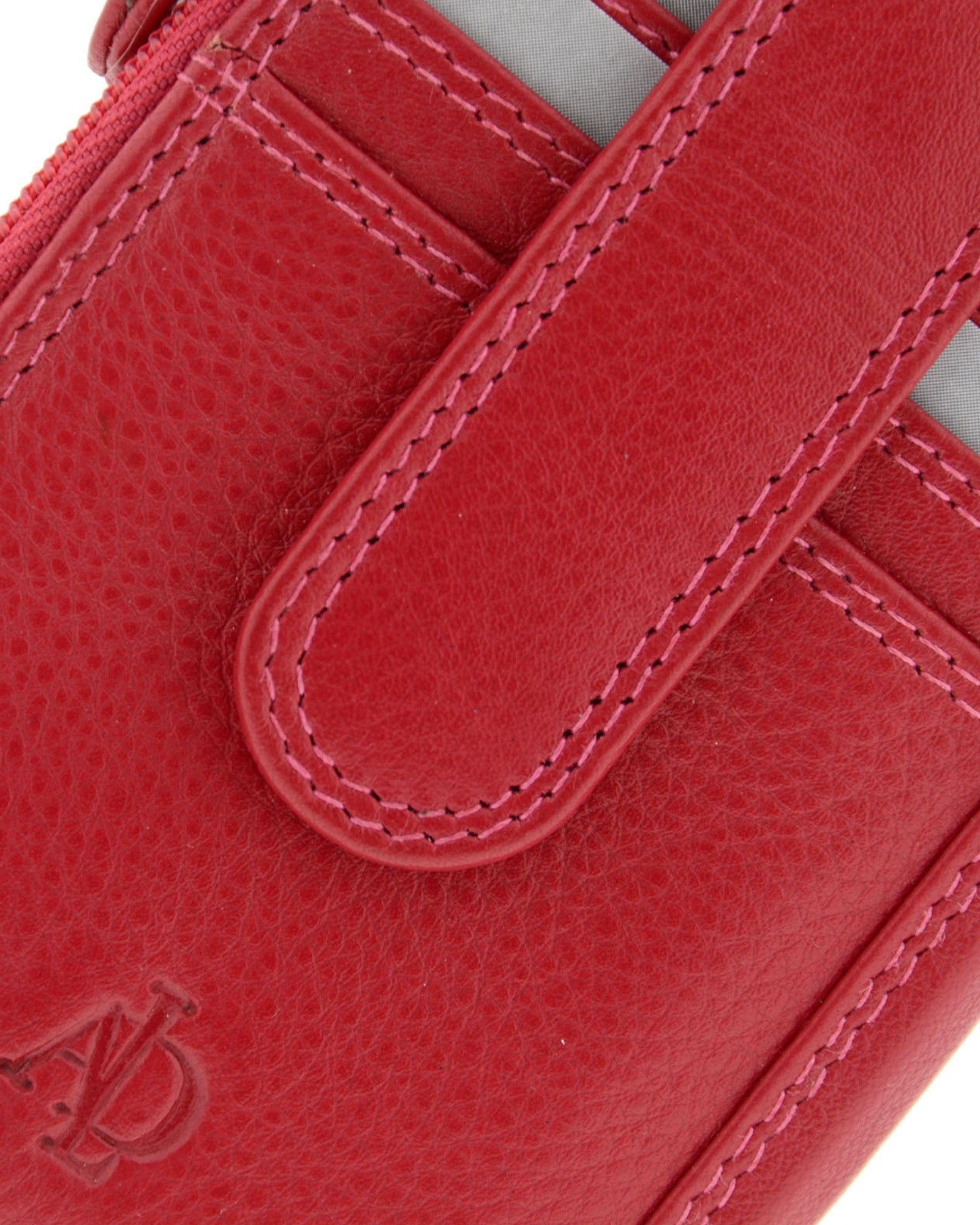 Detalle de la piel, la lengüeta, las costuras y las ranuras para tarjetas del monedero tarjetero 8036 en color rojo.