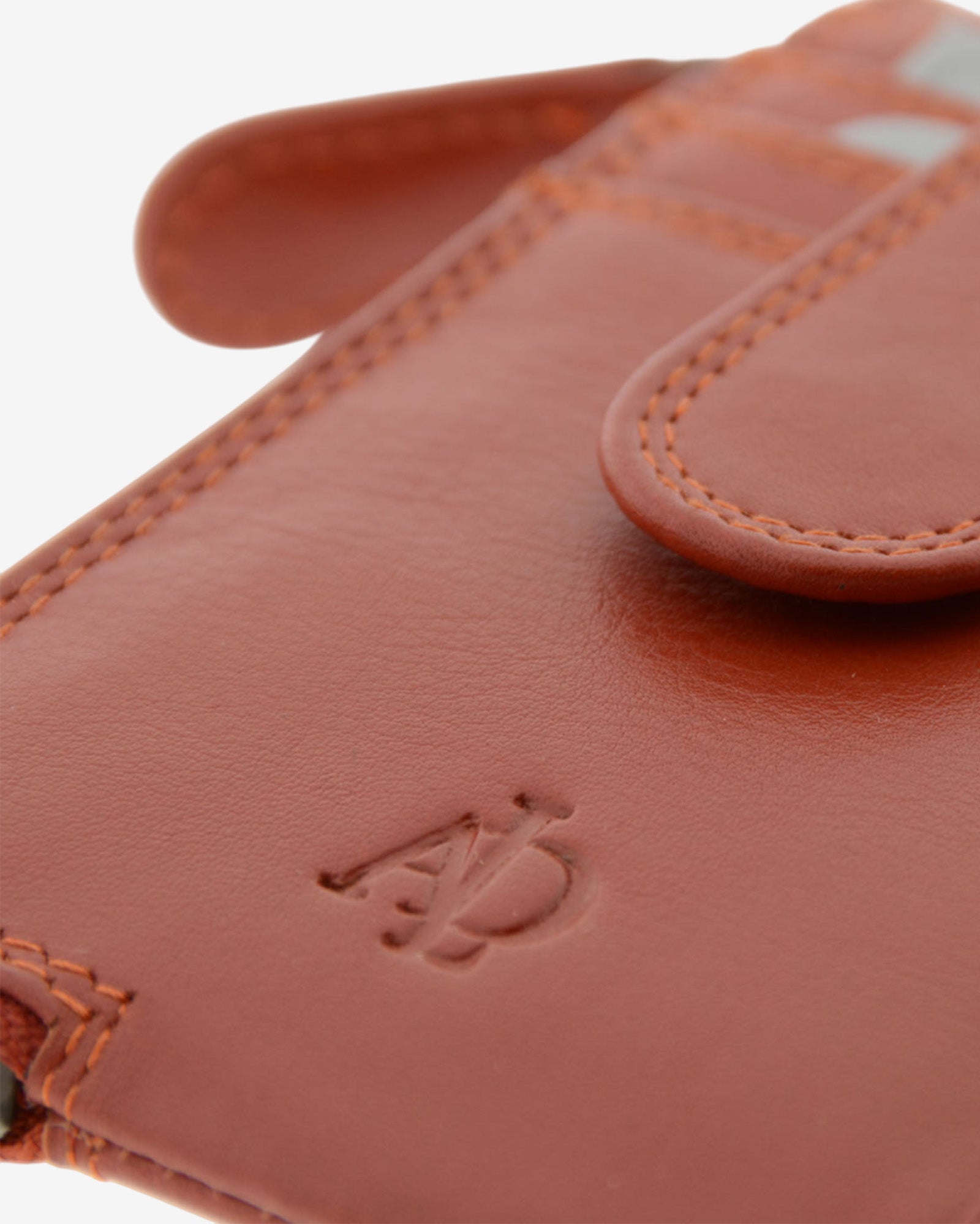 Detalle de la piel, la lengüeta, las costuras y las ranuras para tarjetas del monedero tarjetero 8036 en color teja.
