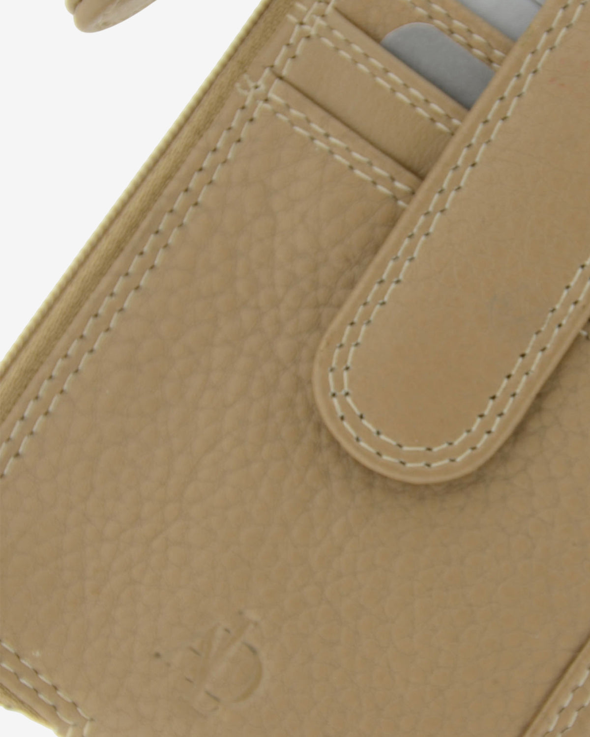 Detalle de la piel, la lengüeta, las costuras y las ranuras para tarjetas del monedero tarjetero 8036 en color topo.