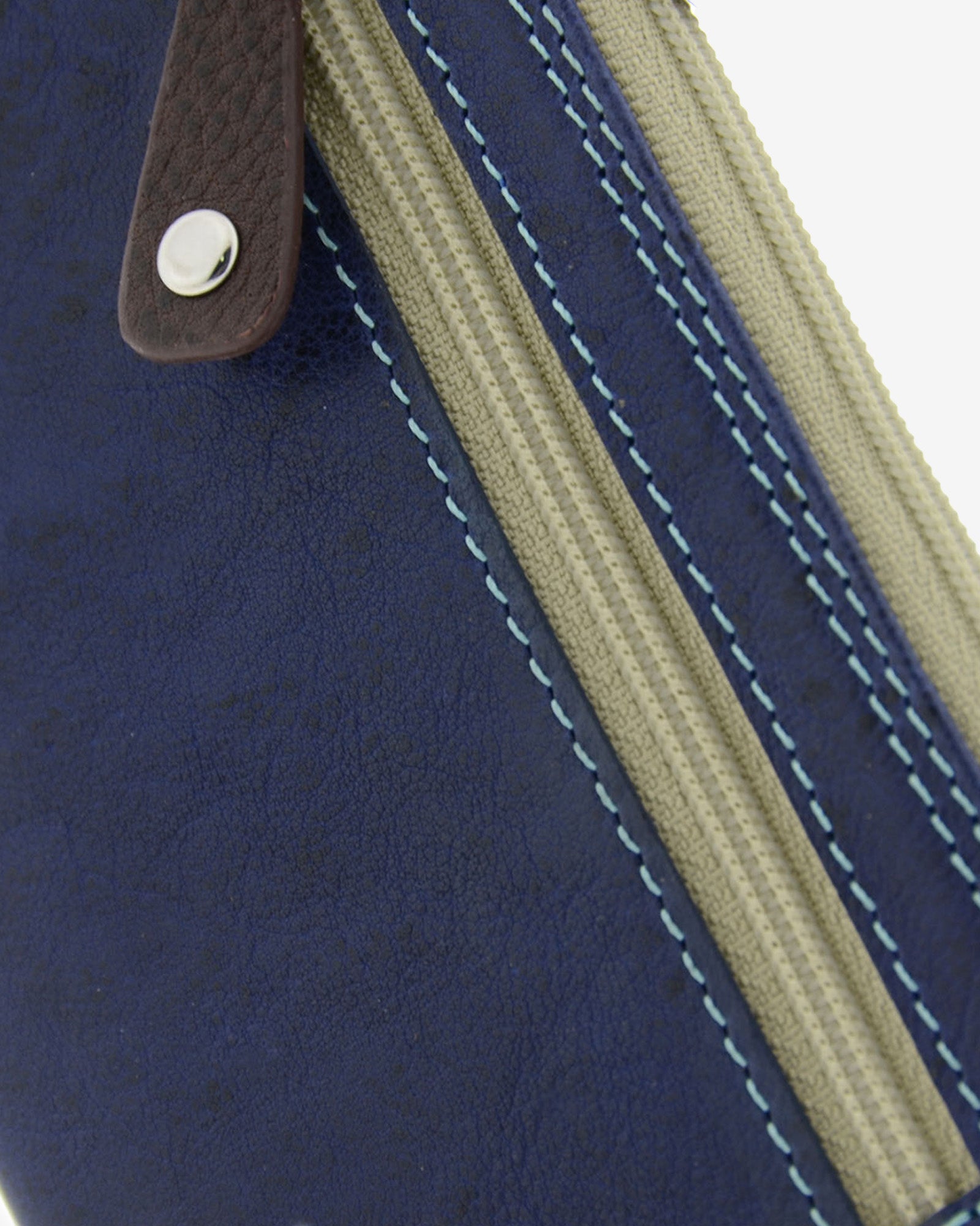 Detalle frontal del monedero fino de piel marino 8053-V, con bolsillo frontal con cremallera, costuras y logo metálico.