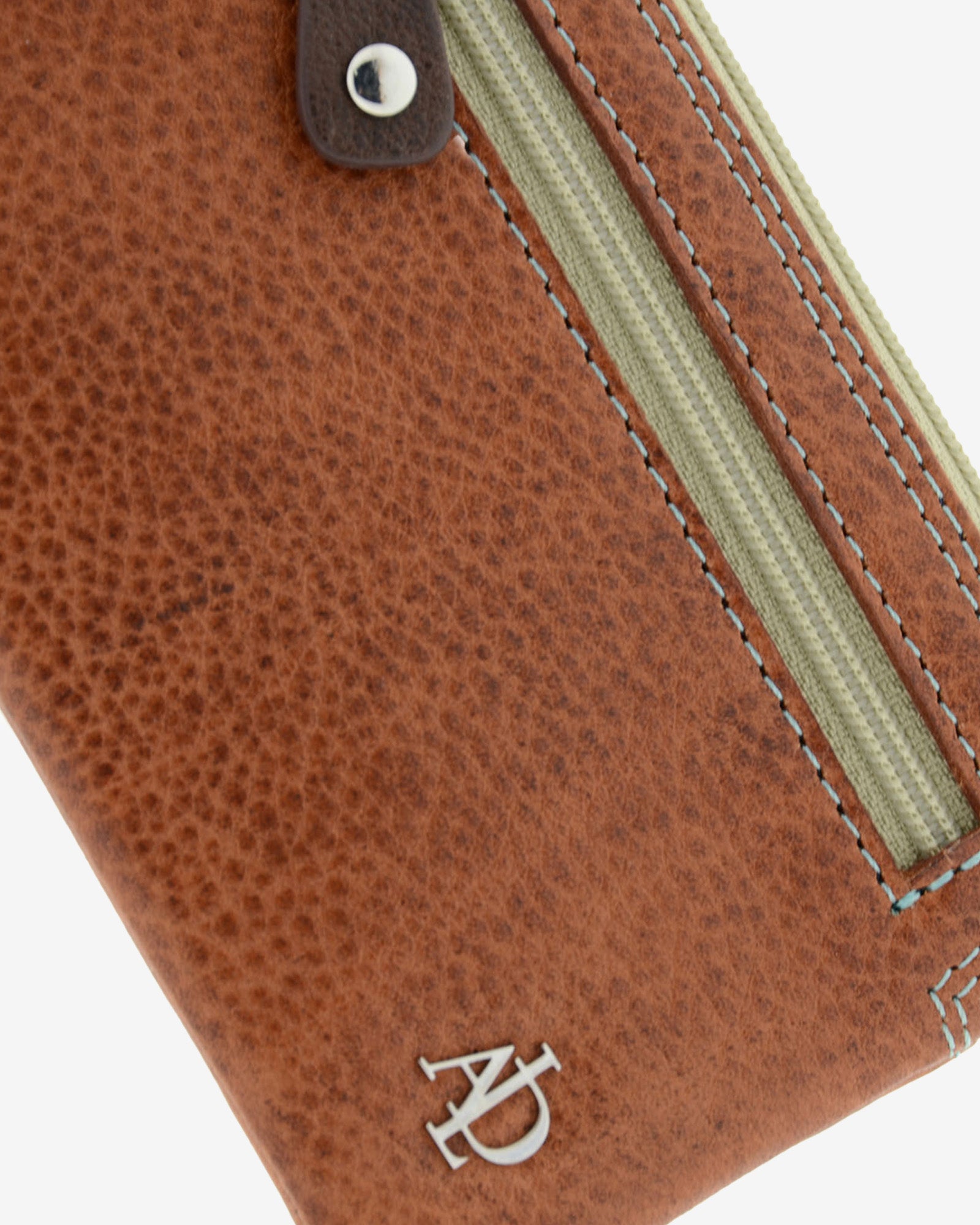 Detalle frontal del monedero fino de piel marrón 8053-V, con bolsillo frontal con cremallera, costuras y logo metálico.