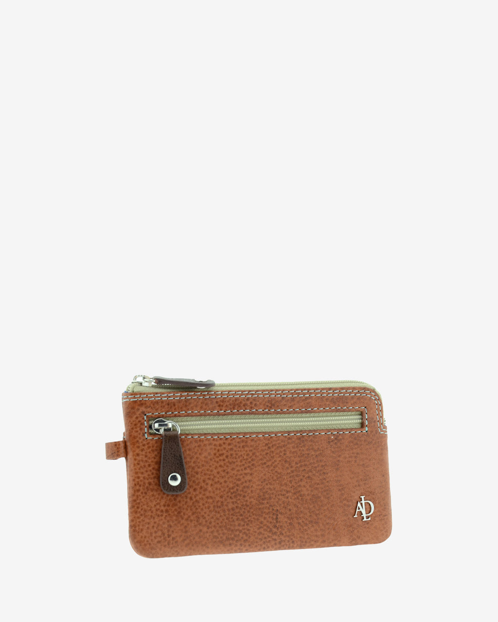 Monedero fino de piel marrón 8053-V, vista tres cuartos frontal, con bolsillo frontal con cremallera y logo metálico.