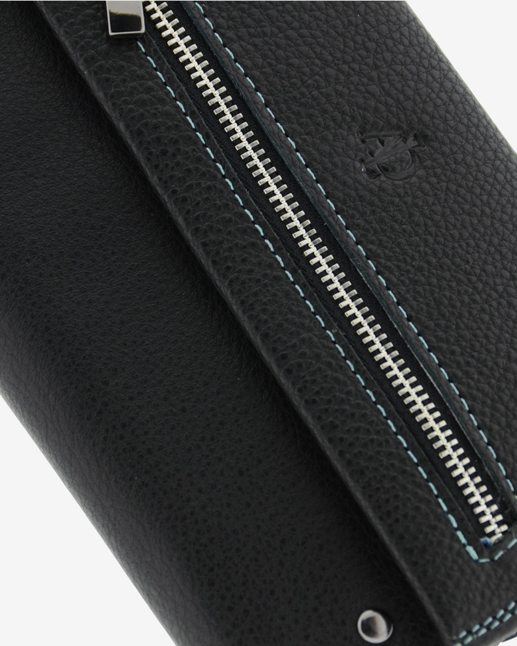 Detalle de la cremallera frontal de la cartera grande 4163 en color negro