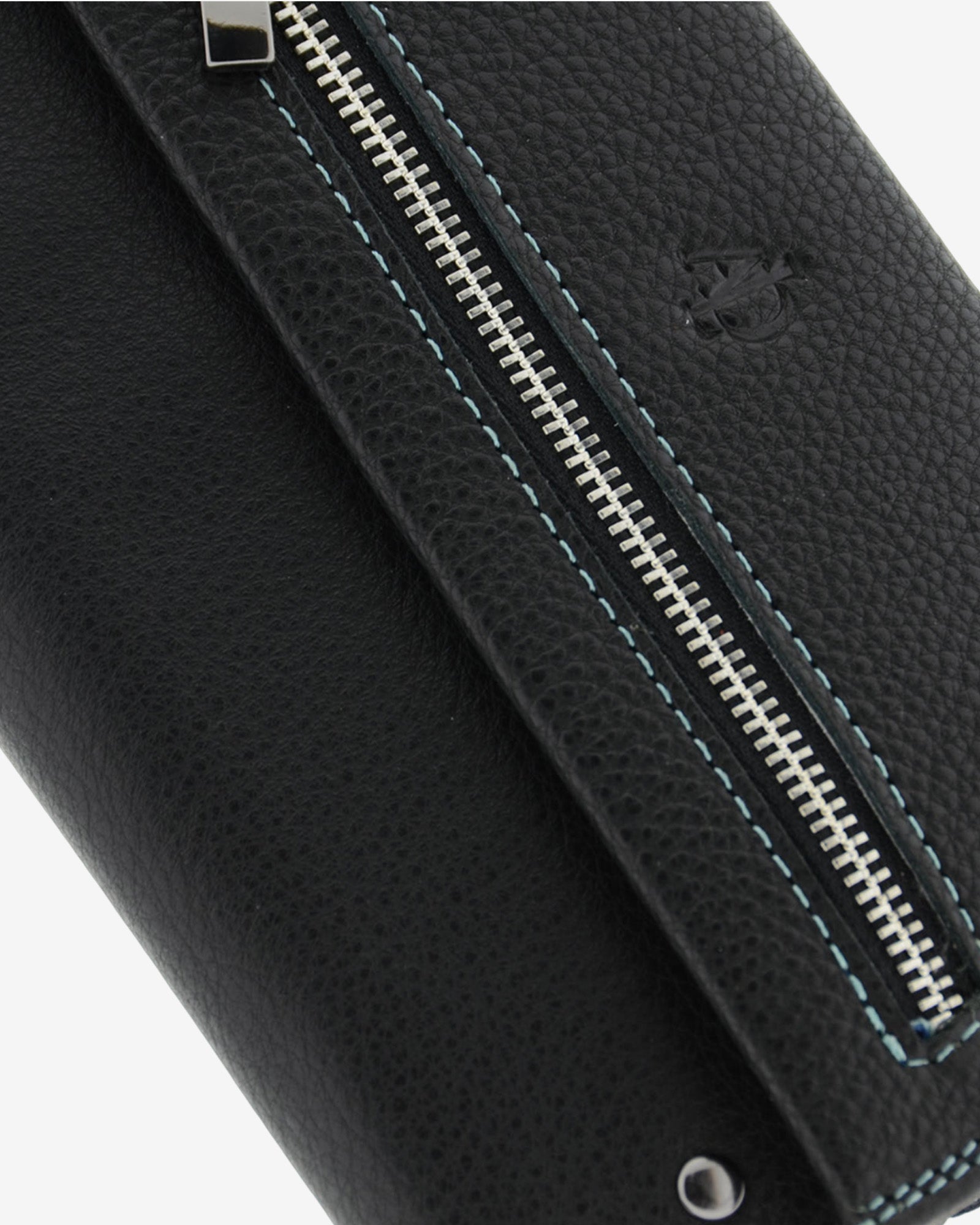 Detalle de la cremallera frontal de la cartera grande 4163 en color negro